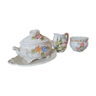 Set tureen and its presentation dish, jar and slurry porcelain pitcher