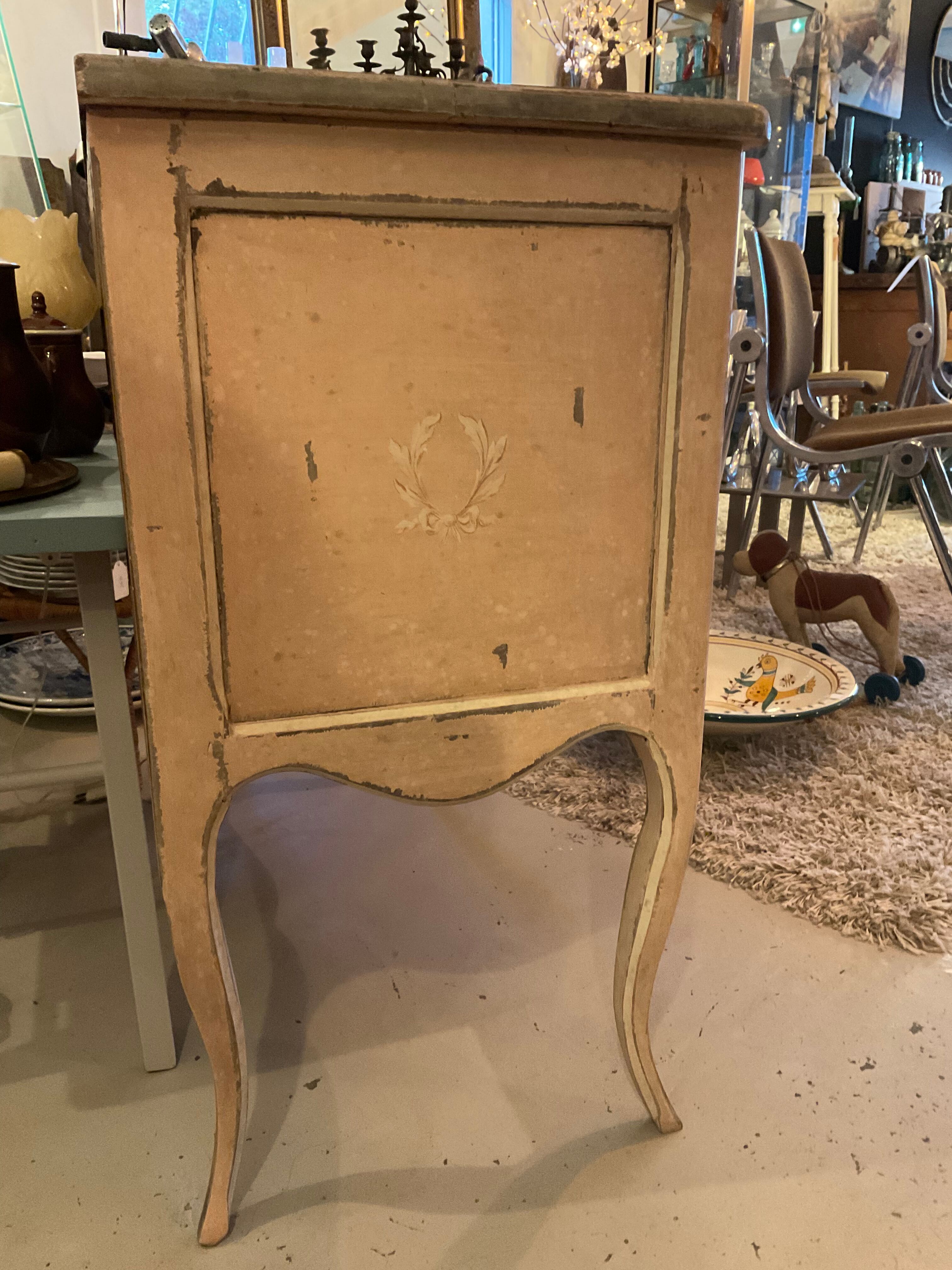 Chest of drawers with 2 drawers