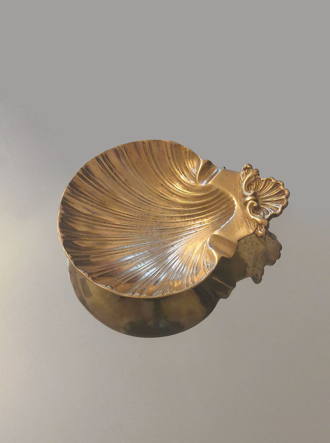Shell-shaped brass catchall