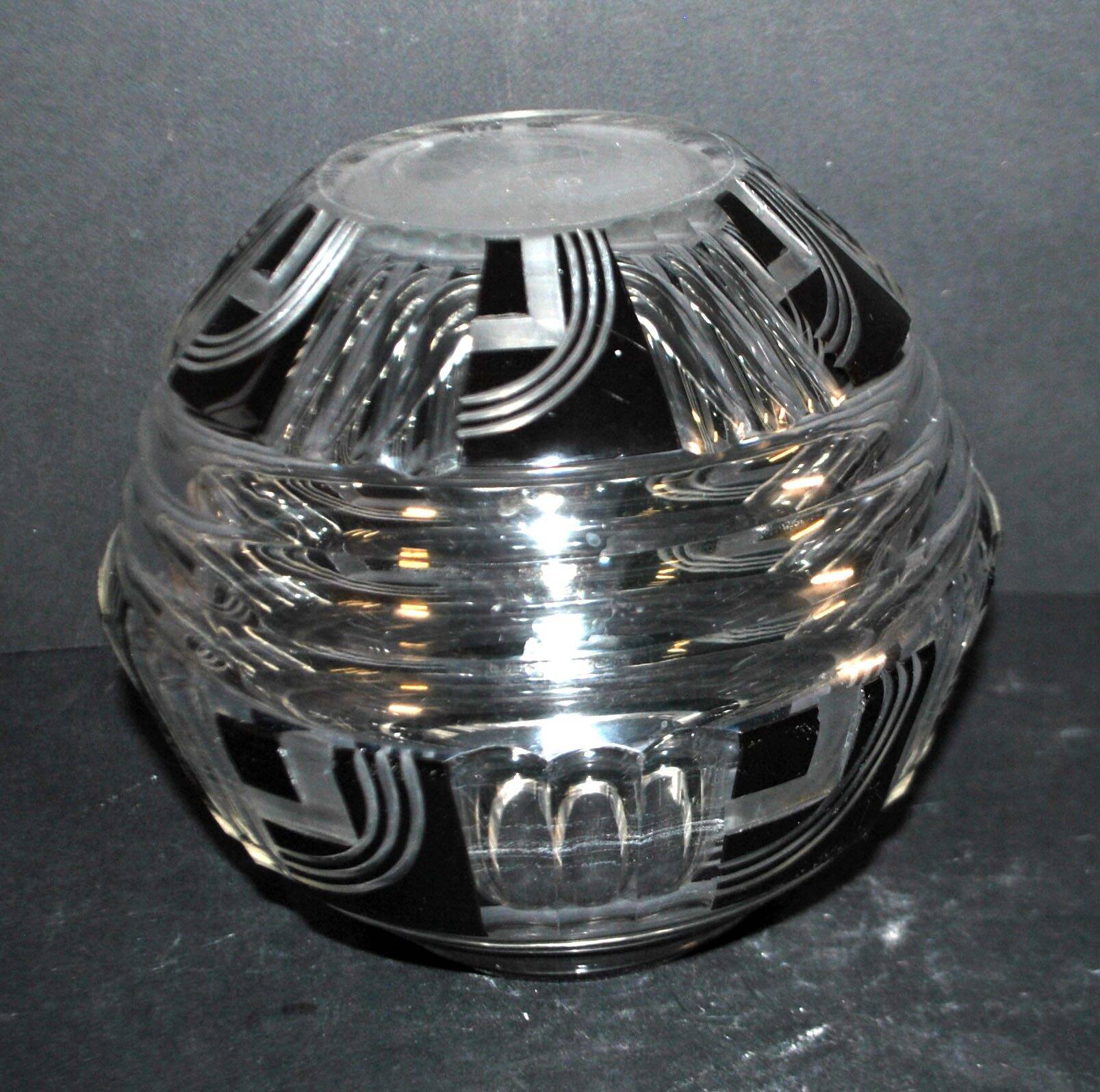 Art Deco round vase in black overlay crystal 1930-1940 Val Saint Lambert?