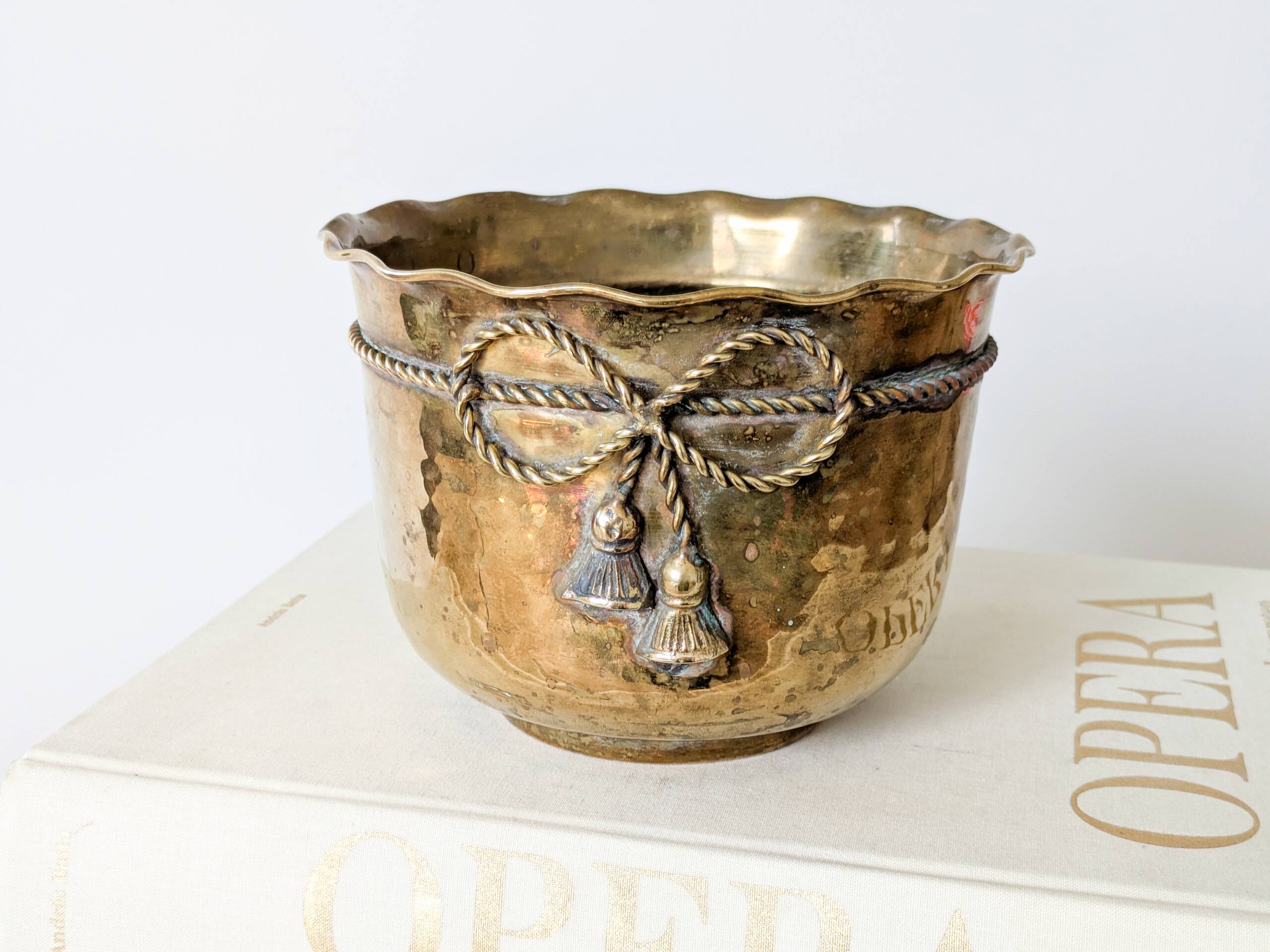Cache-pot vintage en laiton bord ondulé corde nouée torsadée