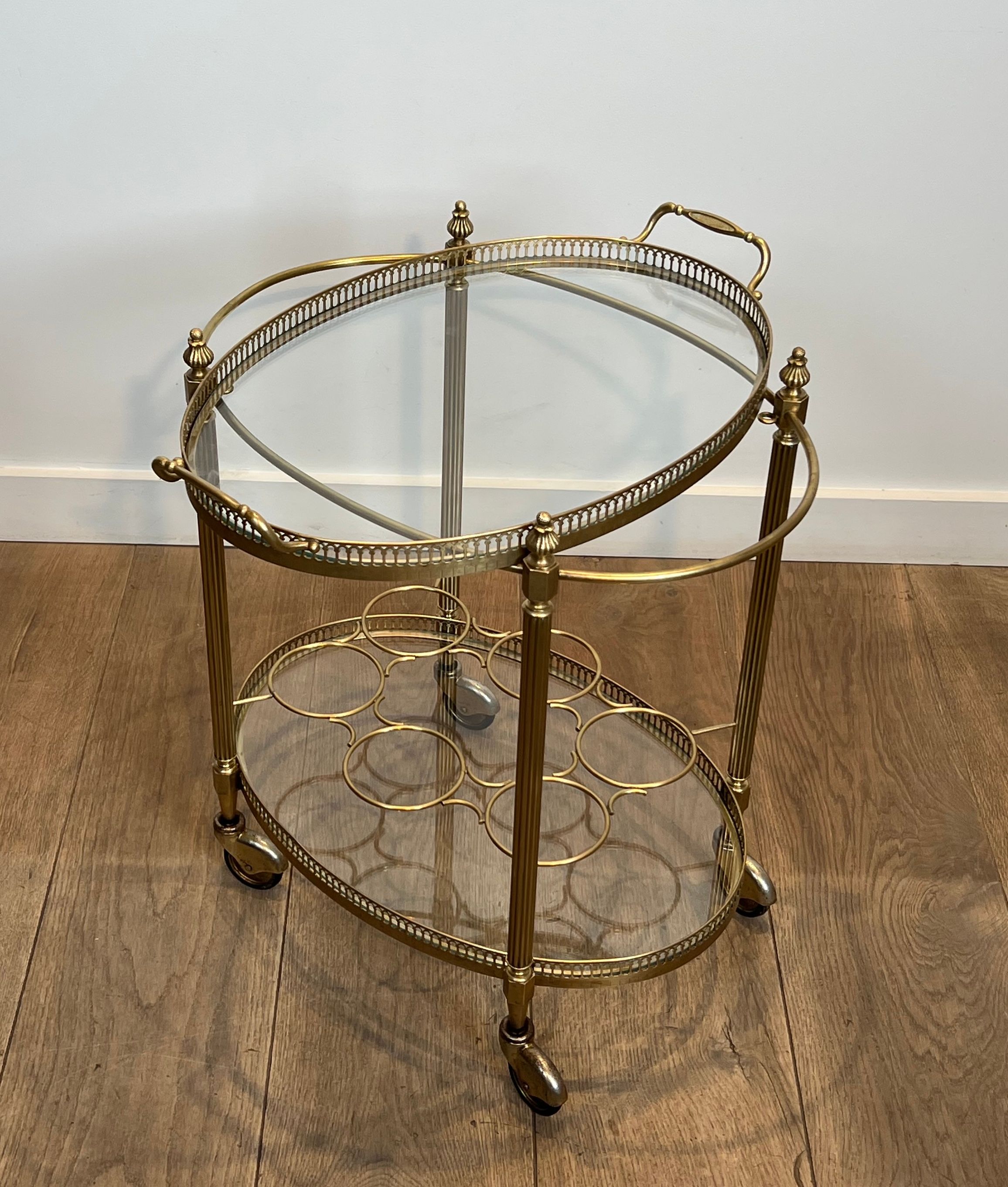 Table roulante ovale en laiton dans le goût de la Maison Jansen. Vers 1940