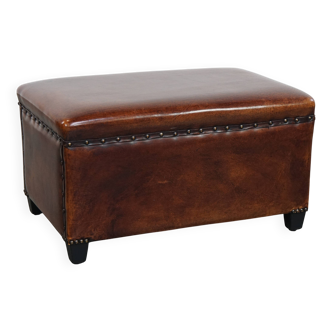 Tabouret en cuir de mouton cognac avec clous décoratifs