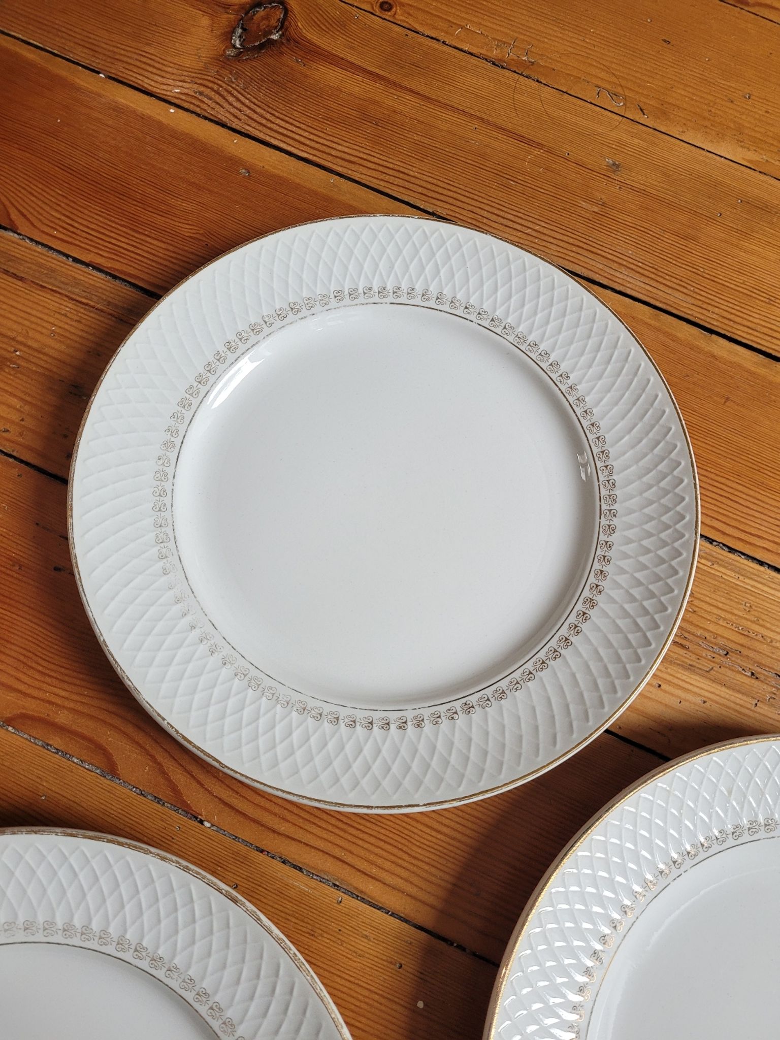 Set of 8 L'Eclat L'Amandinoise flat plates