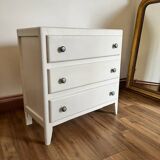 White chest of drawers