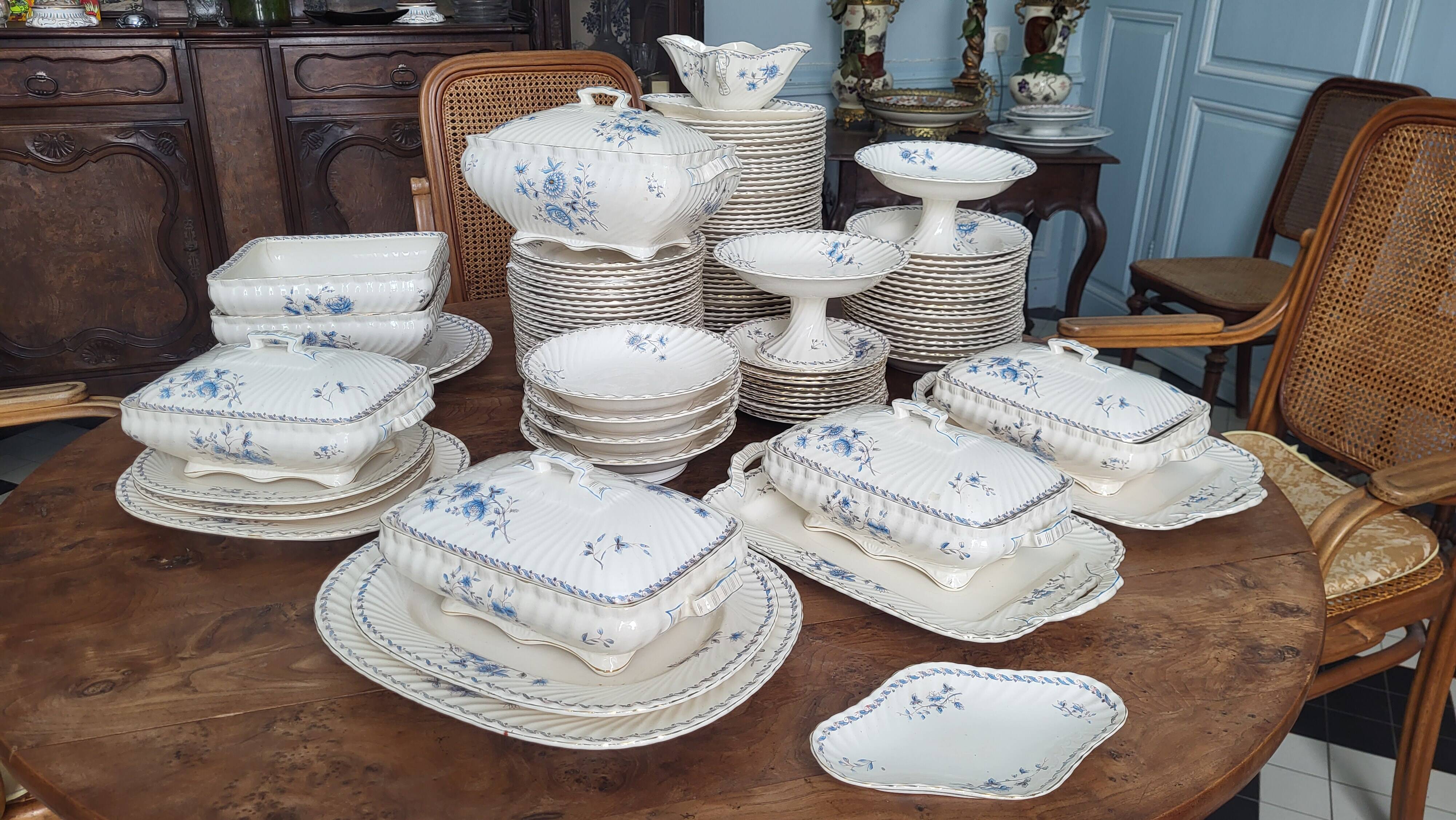 Petrus Regout 19th century dinner service 115 pieces