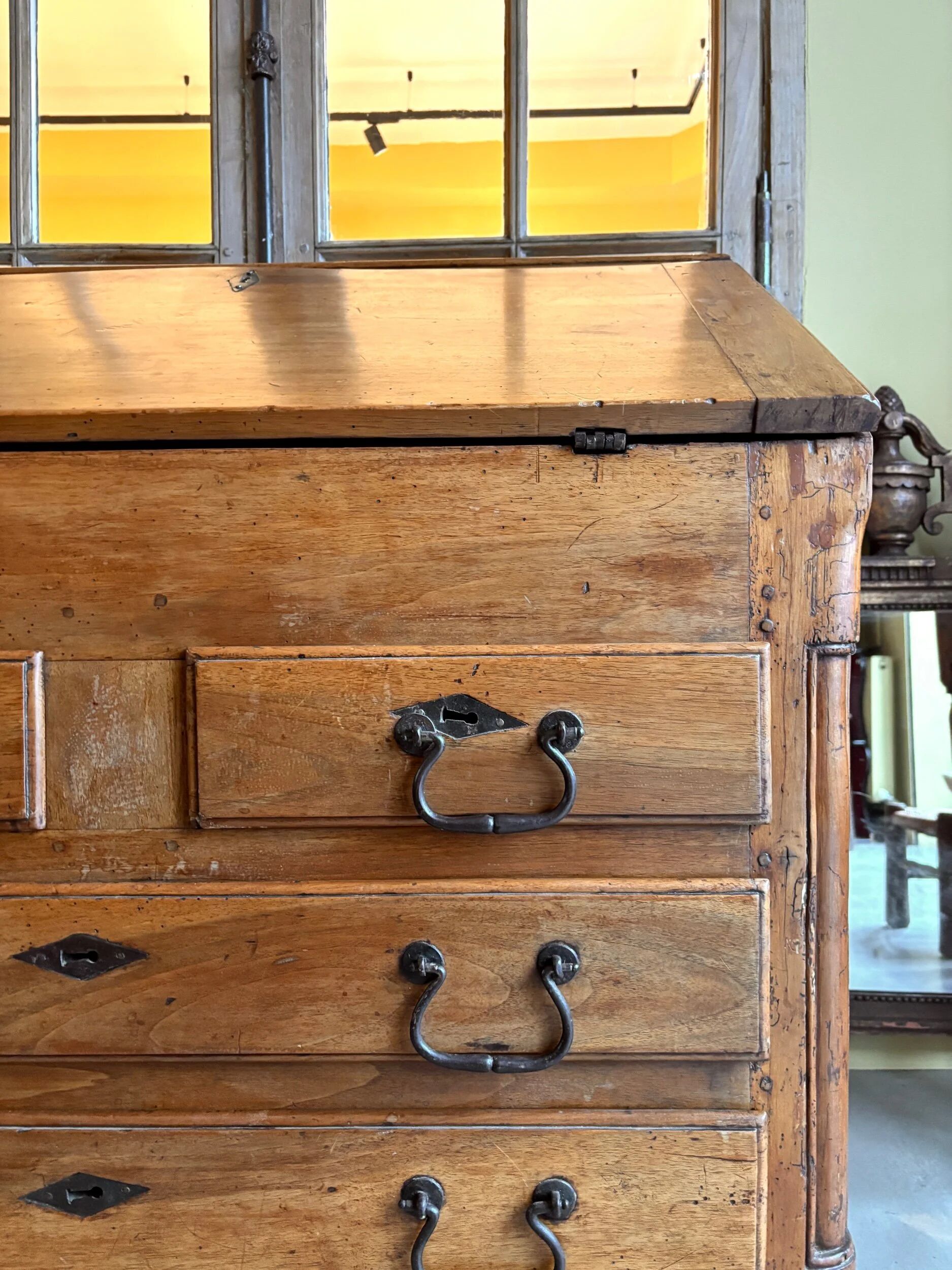 Secretary, sloped desk in walnut, 18th century ☐ 97.5 x 62 cm