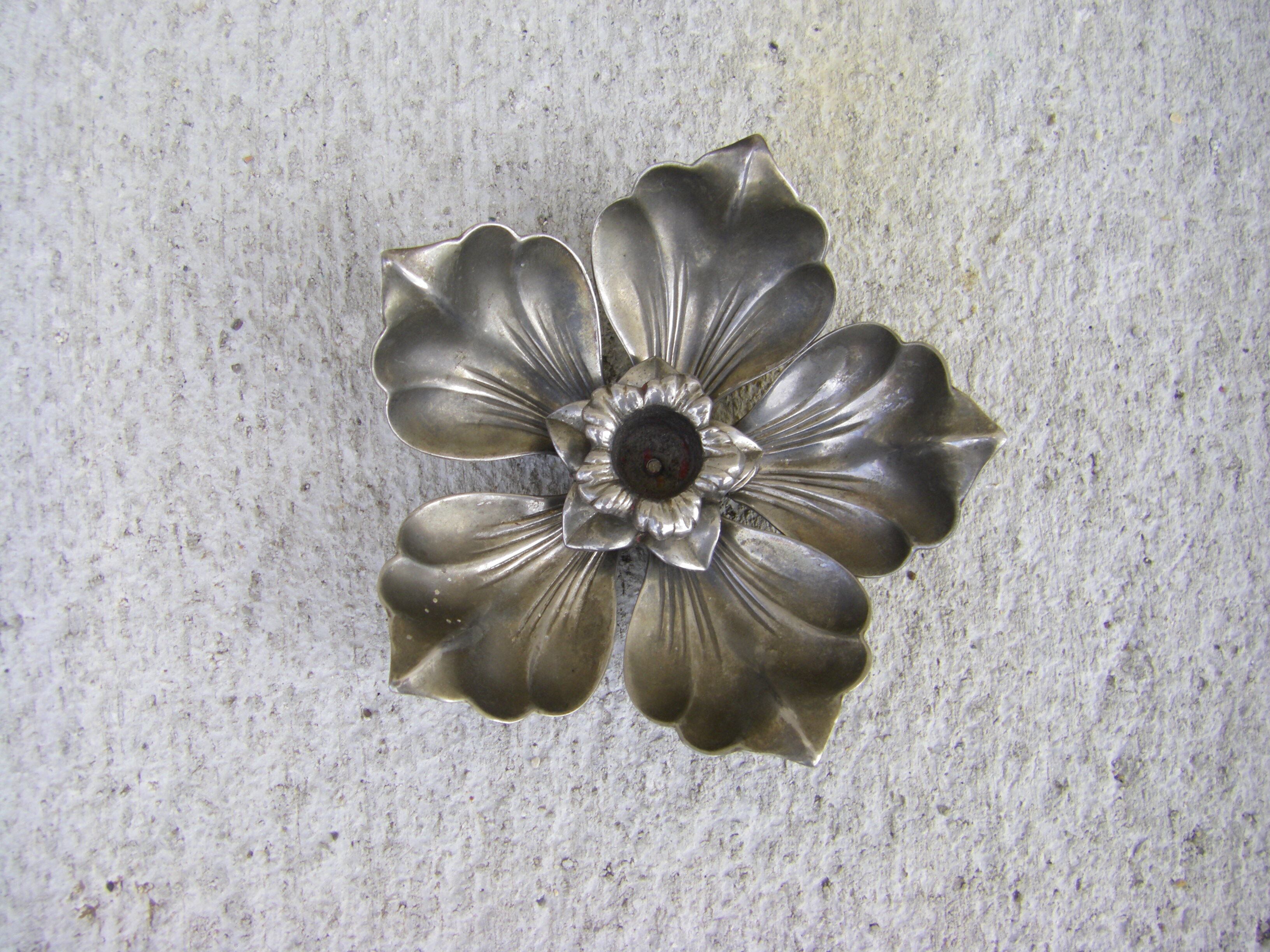 Flowers with removable ashtrays