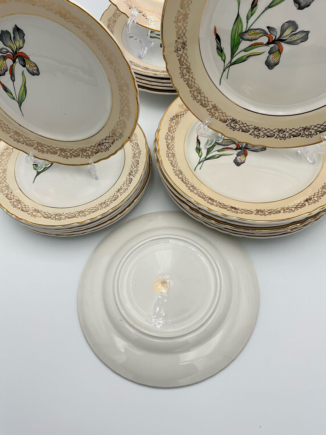Porcelain plates signed moulin des loups 18 pieces