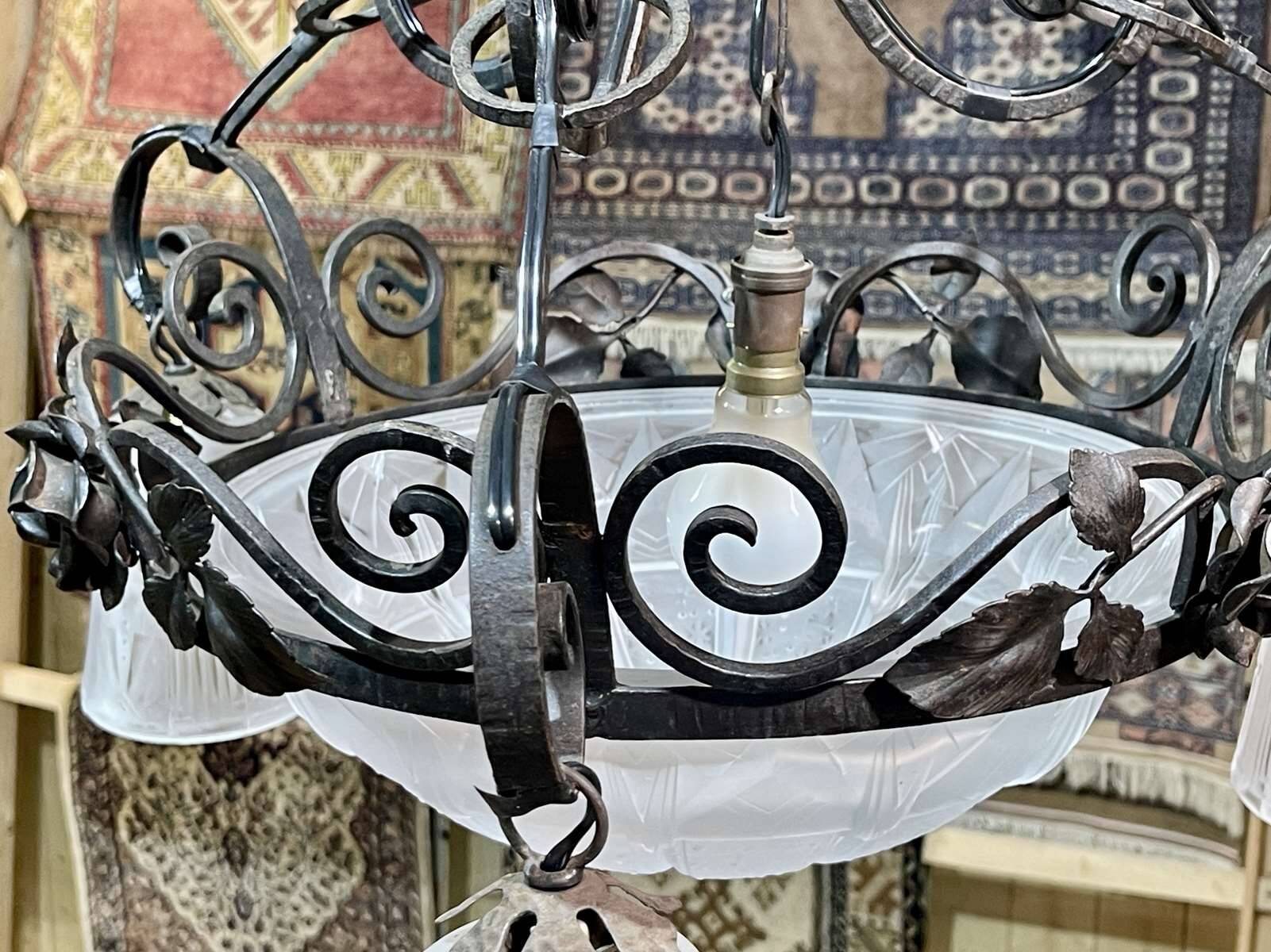 Art Deco chandelier in glass and wrought iron signed Muller Frères Luneville, 3 lights