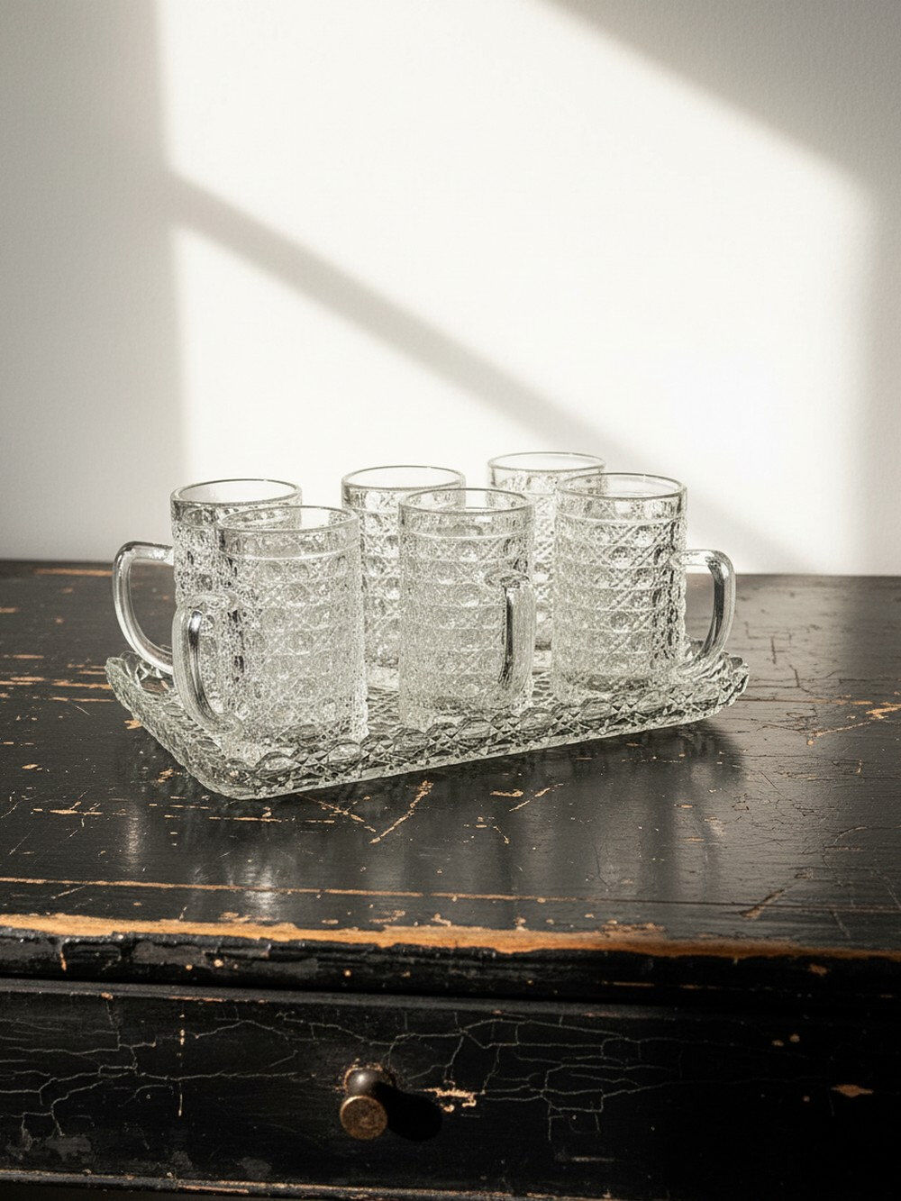 6 petites chopes et plateau vintages/anciennes en verre pressé style art déco