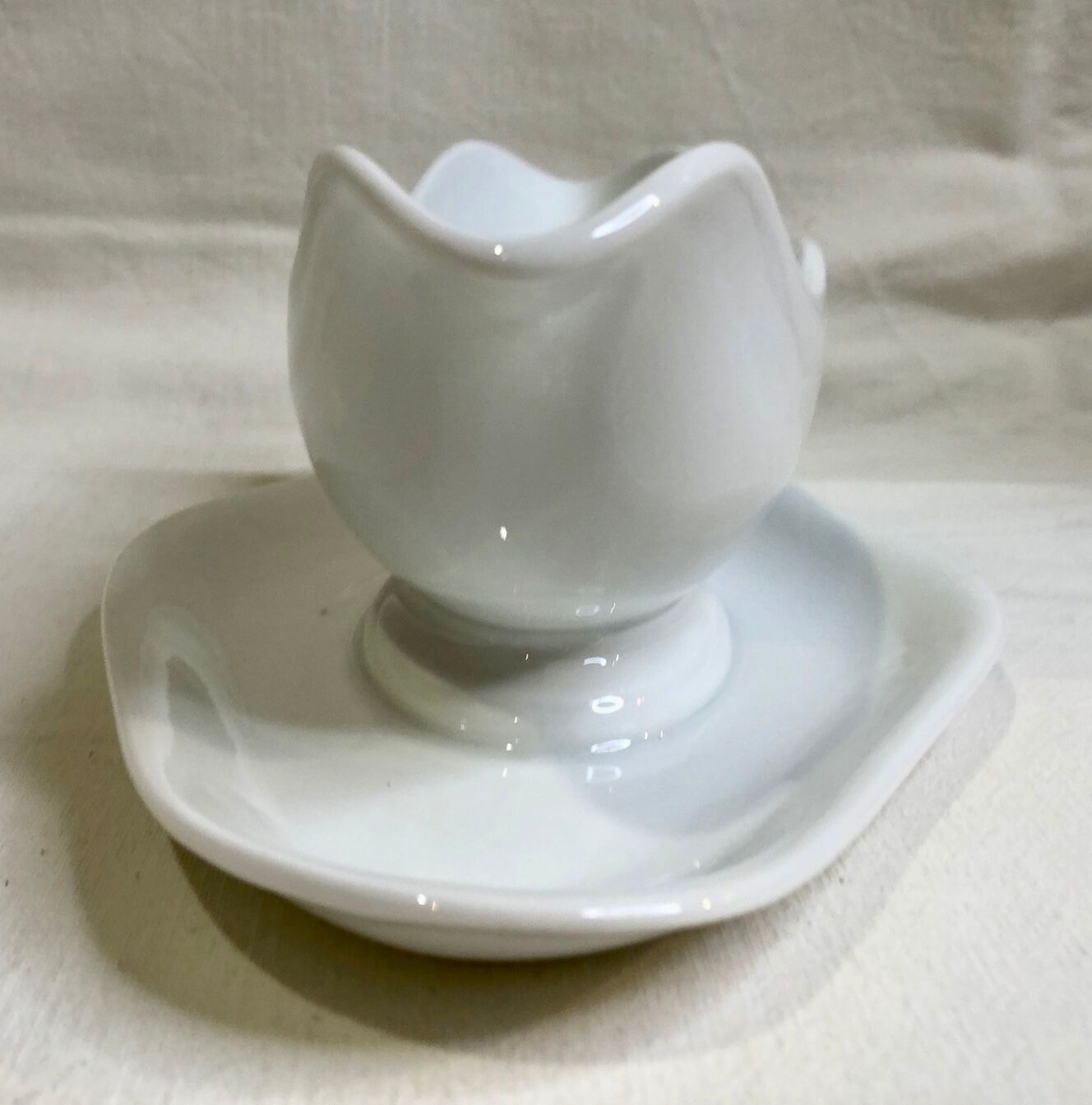 Saucière en porcelaine blanche. AH & C, France.