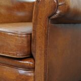 Fauteuil ancien en cuir de mouton couleur cognac