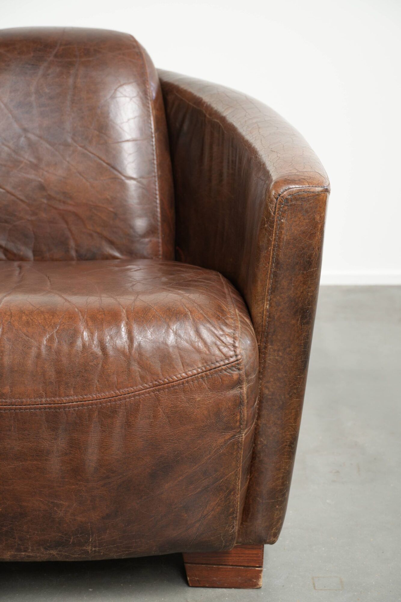 Cow leather armchair in Aviator design with patina and a warm appearance