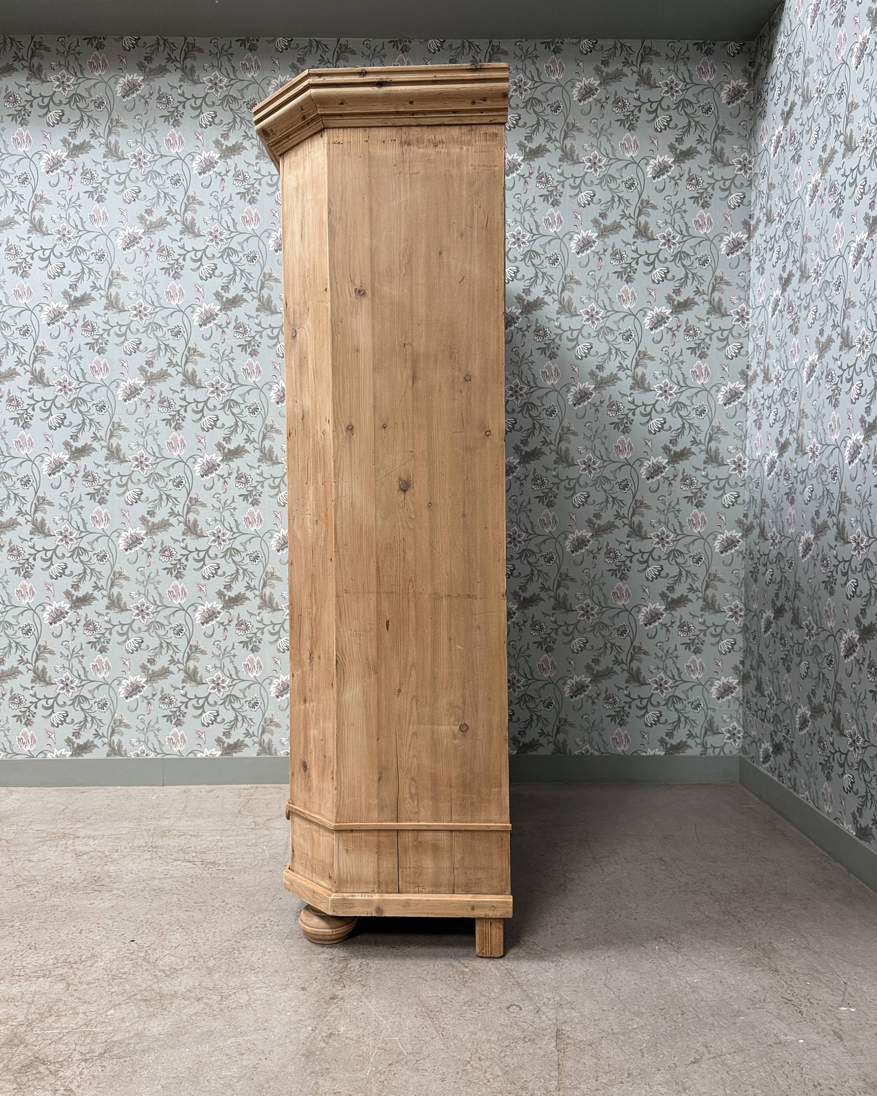 Antique pine bonnetière (renovated)