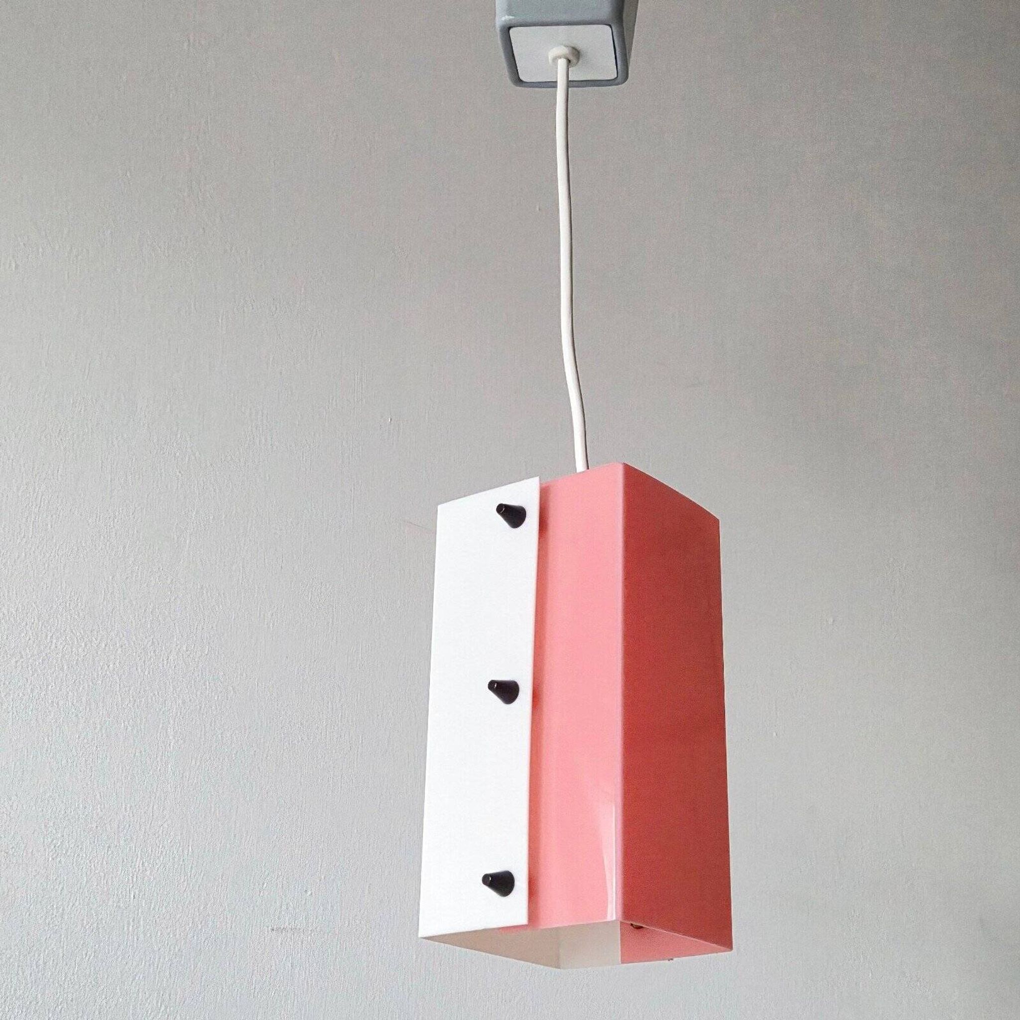 Suite de 3 suspensions vintage 1950 en plexiglas rose & blanc