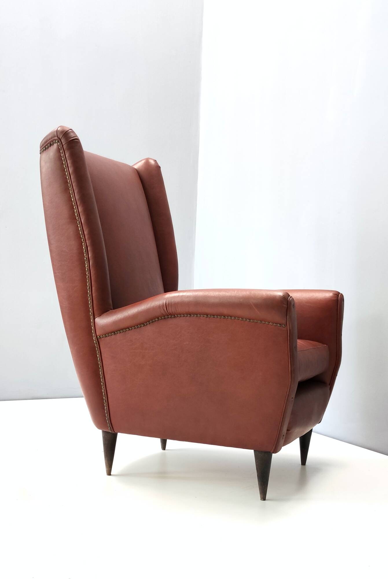 Fauteuil à oreilles en Skai Attr. au modèle 512 attr. à Gio Ponti Produit par ISA