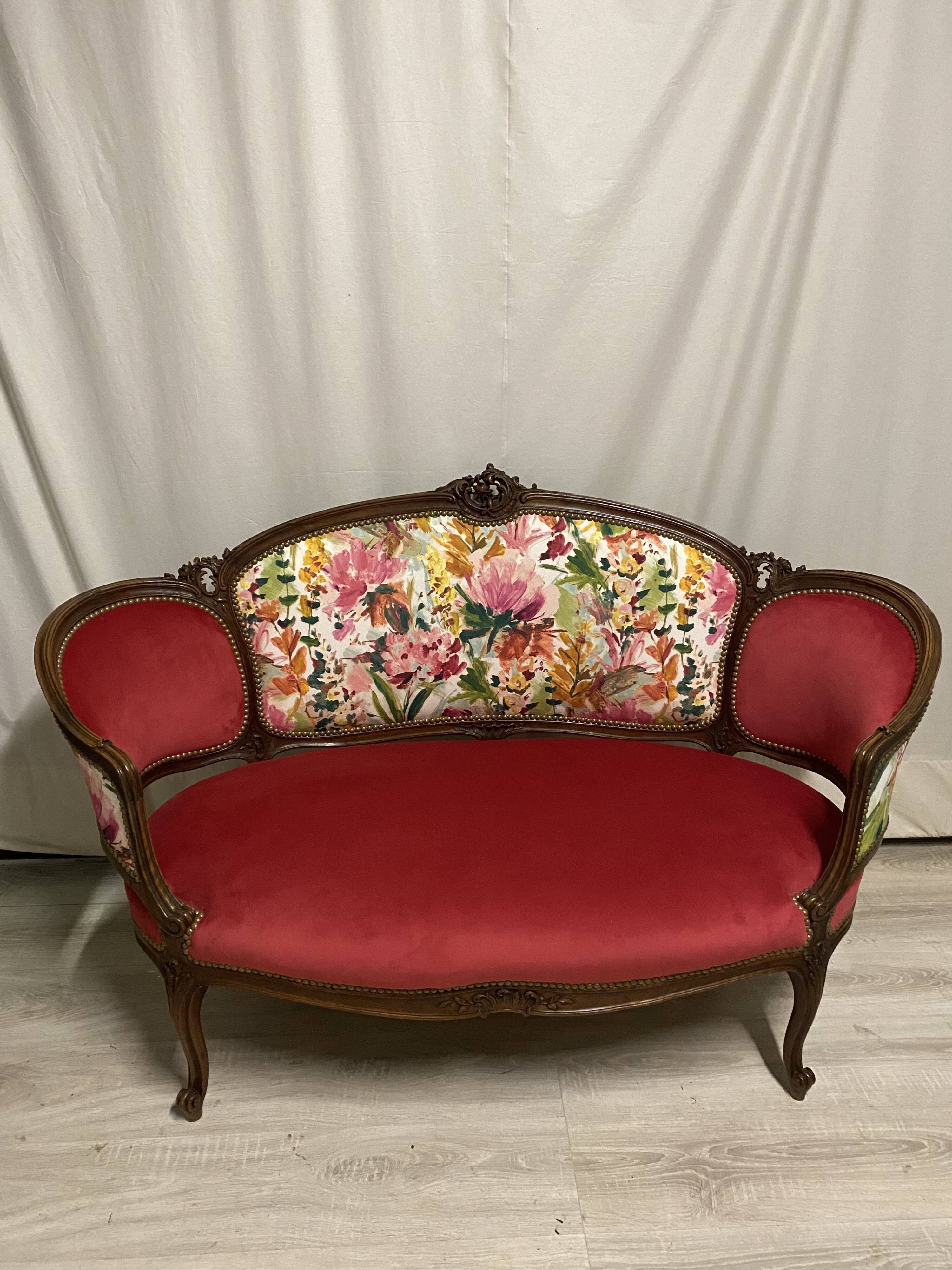 Paire de fauteuils en bois sculpté, XXème s.