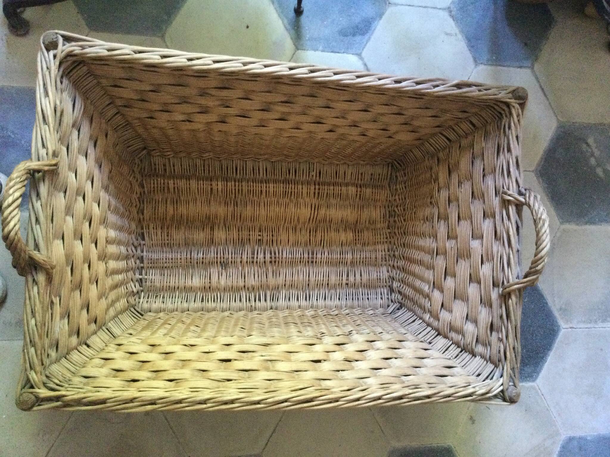 Old basket with 2 handles
