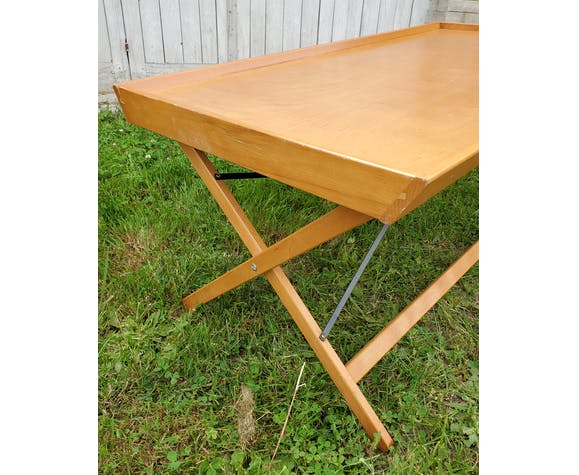 Folding coffee table