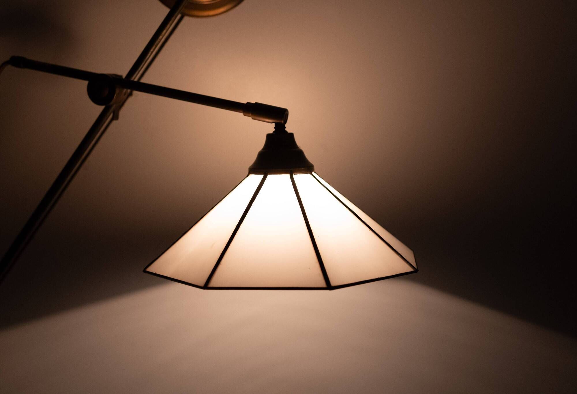Lampe murale en laiton ajustable de style Tiffany des années 1960