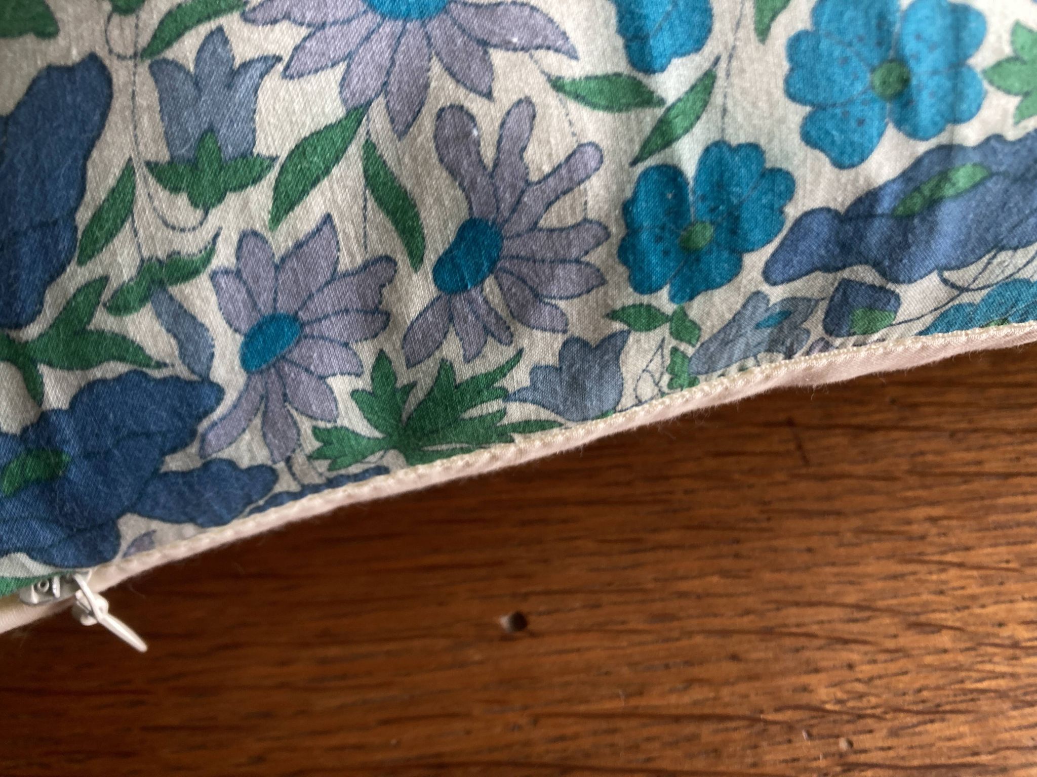 Coussin en vrai Liberty 1960 à fleurs