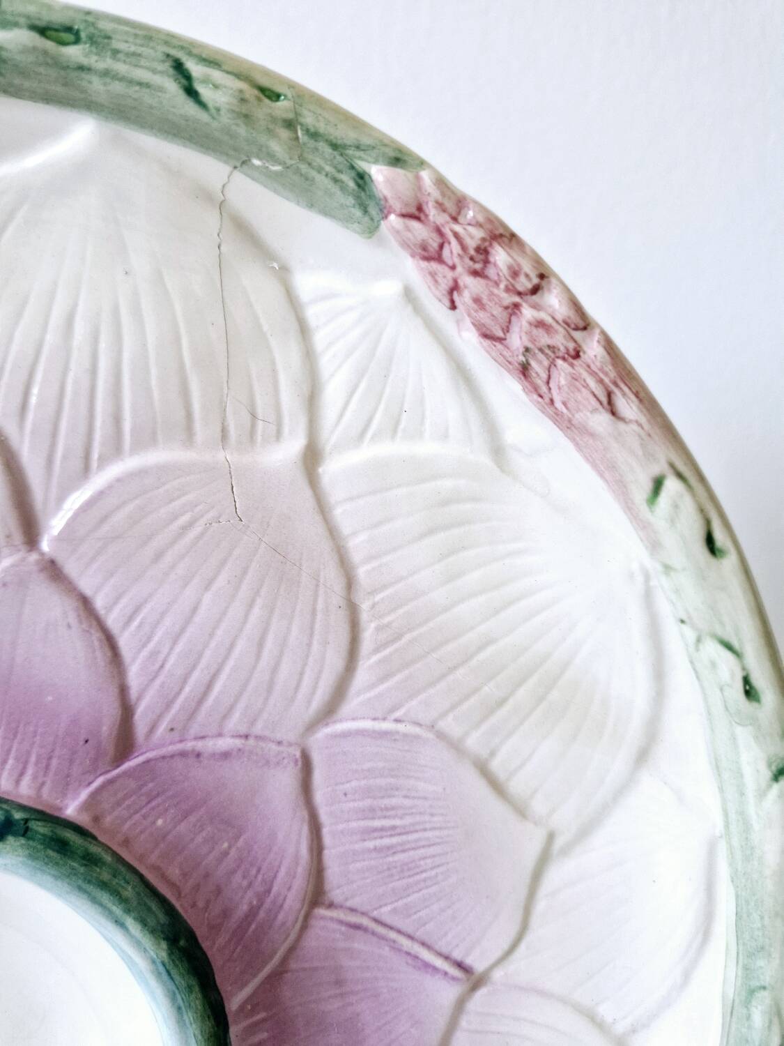 2 vintage artichoke plates in majolica.