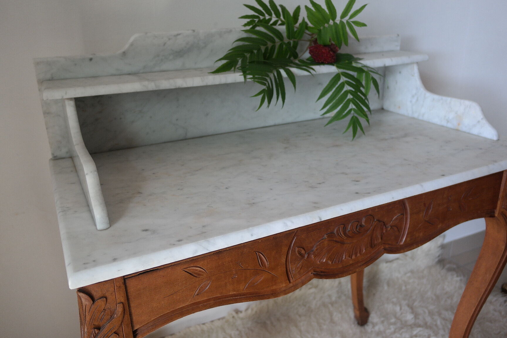 Louis XV-style toilet table in walnut and marble