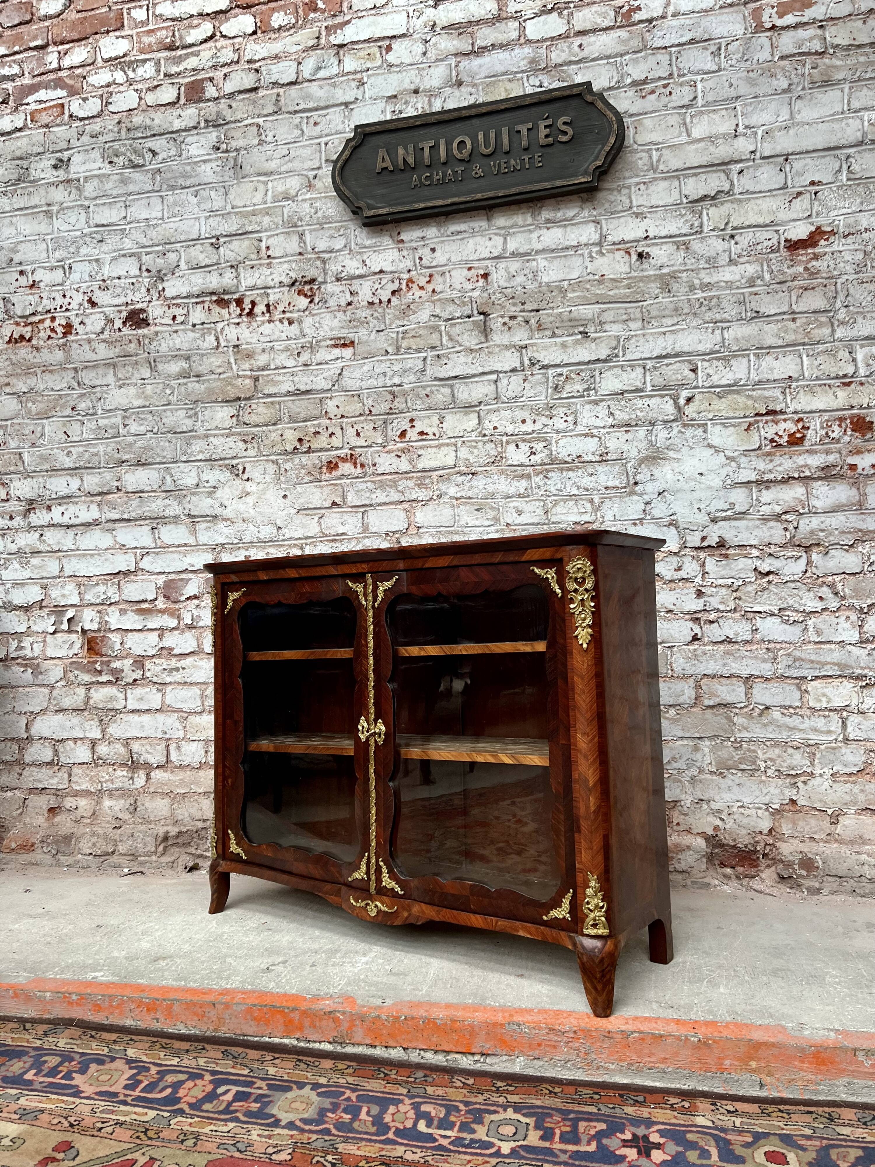 Low showcase in rosewood veneer of the regency xviii th century