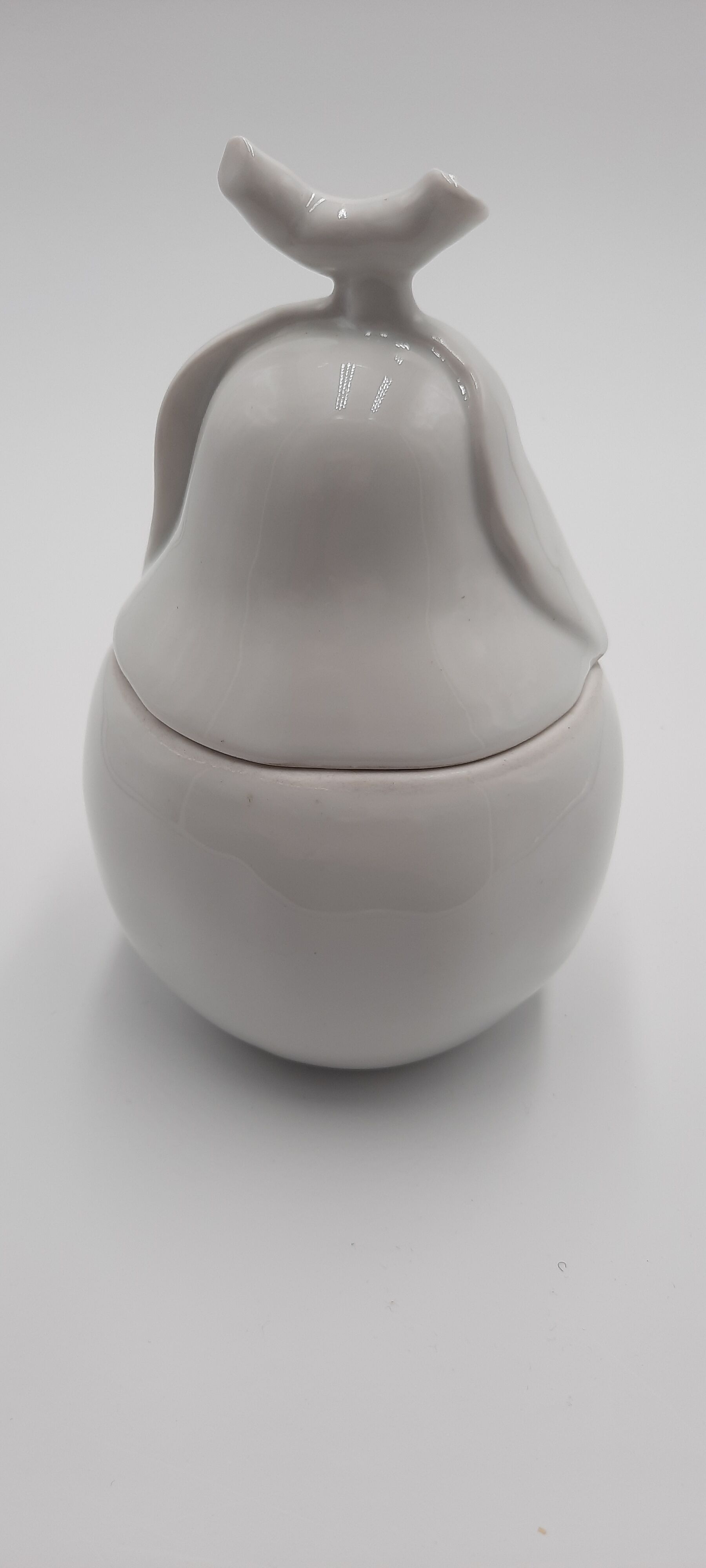 Pear-shaped porcelain box