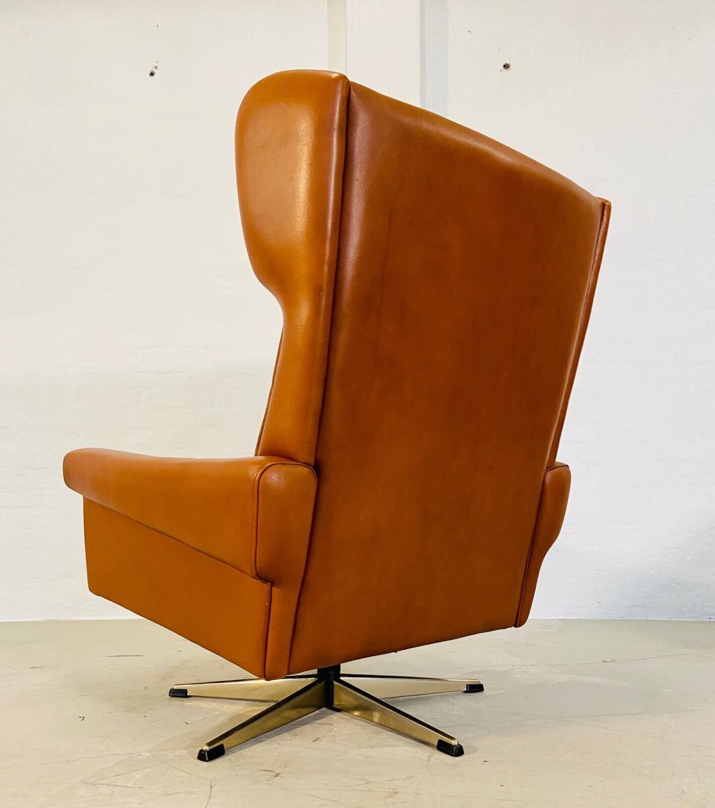 Chaise vintage danoise rétro du milieu du siècle Svend Skipper en cuir cognac des années 60