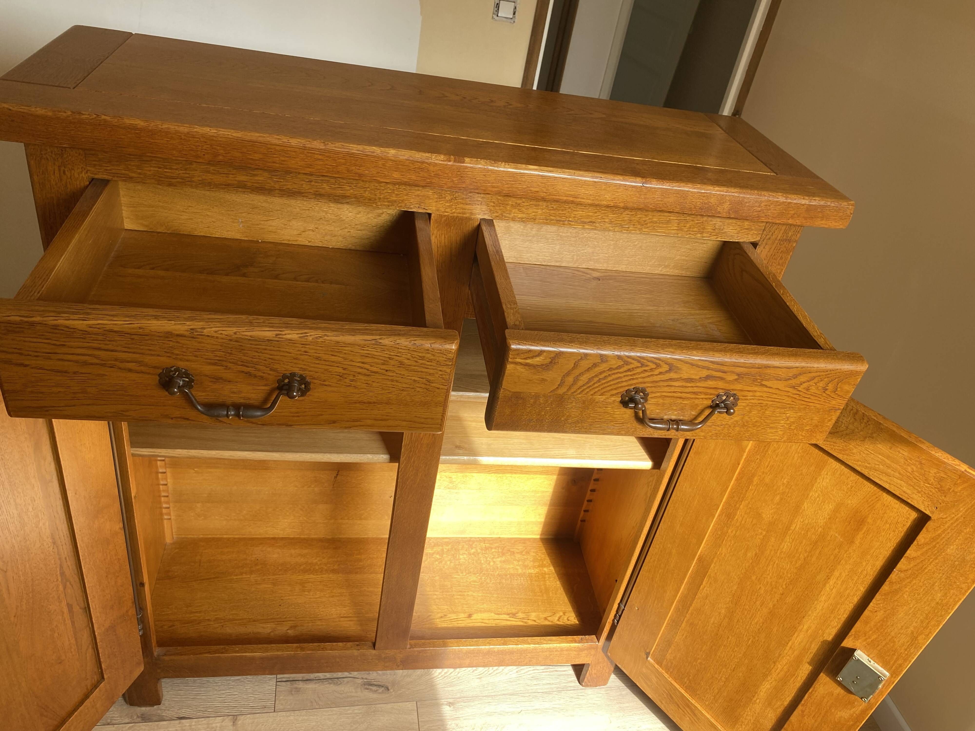 Buffet artisanal  en chêne massif , assemblage traditionnel