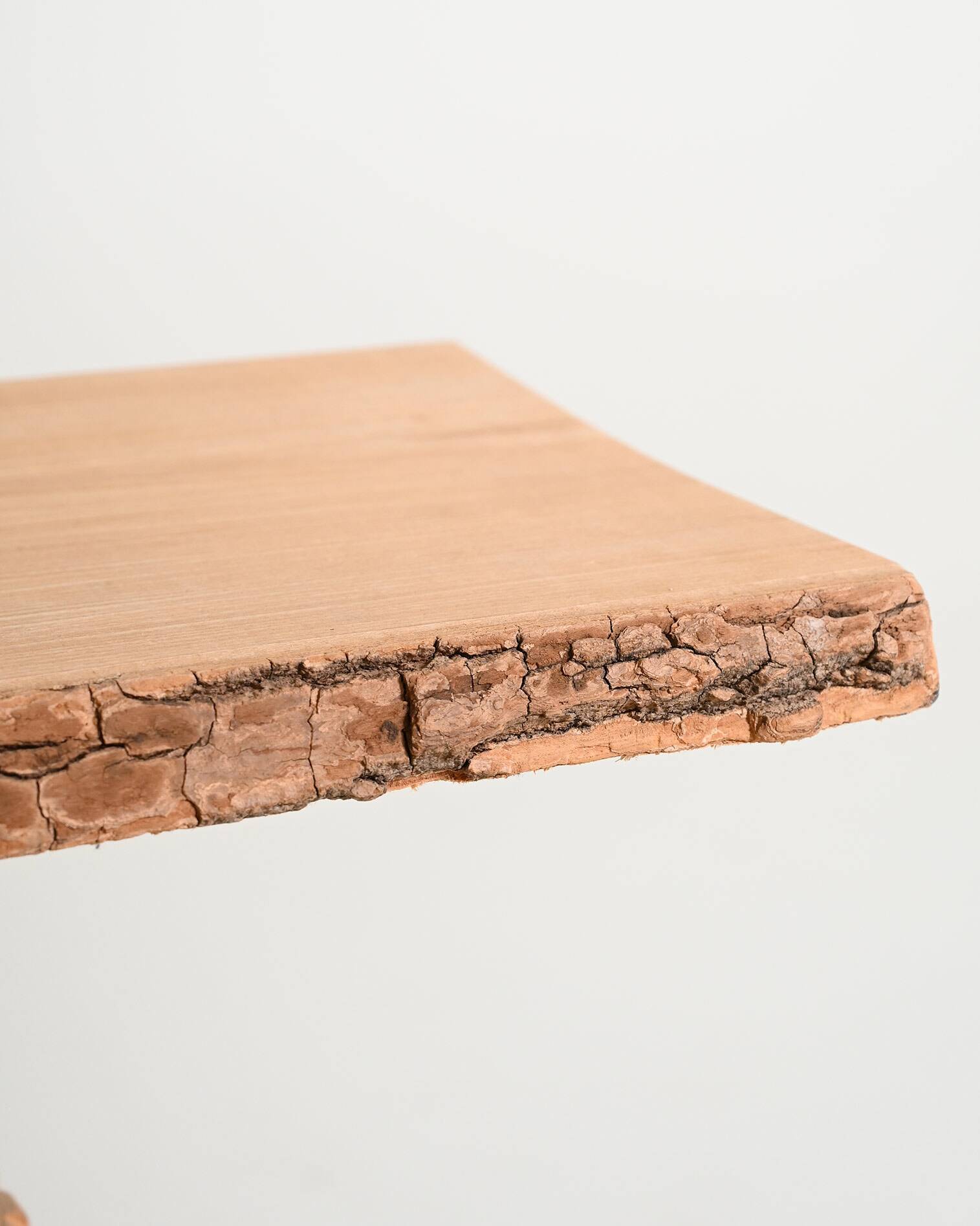 Table d'appoint "Chopping Block with Axe" par Raphael Springmann