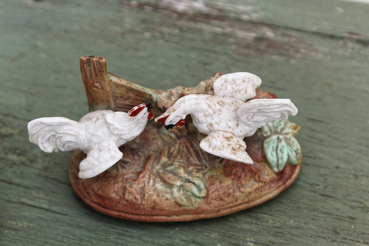 Bonbonnière en porcelaine, combat de coqs