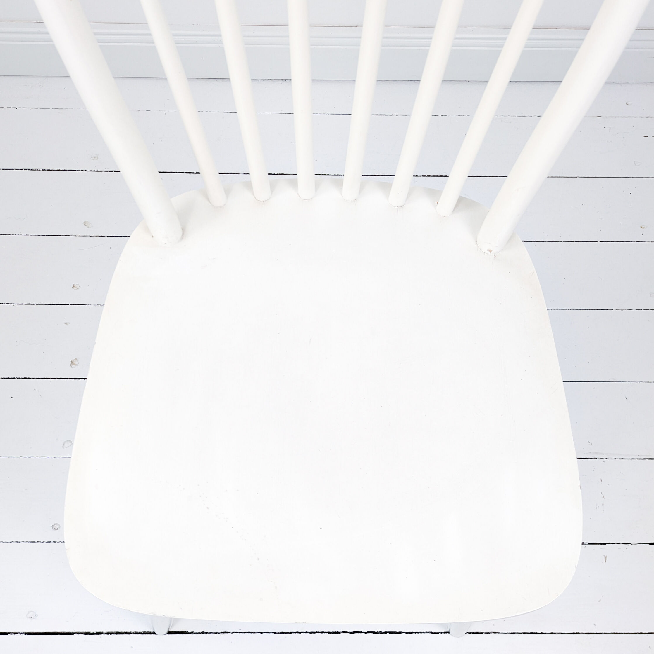 Chaise vintage blanche en bois style Windsor scandinave