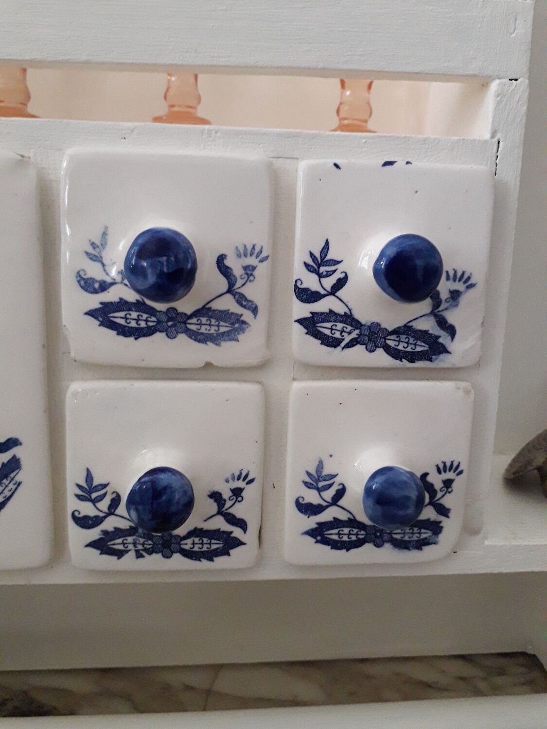 Wall-mounted kitchen shelf