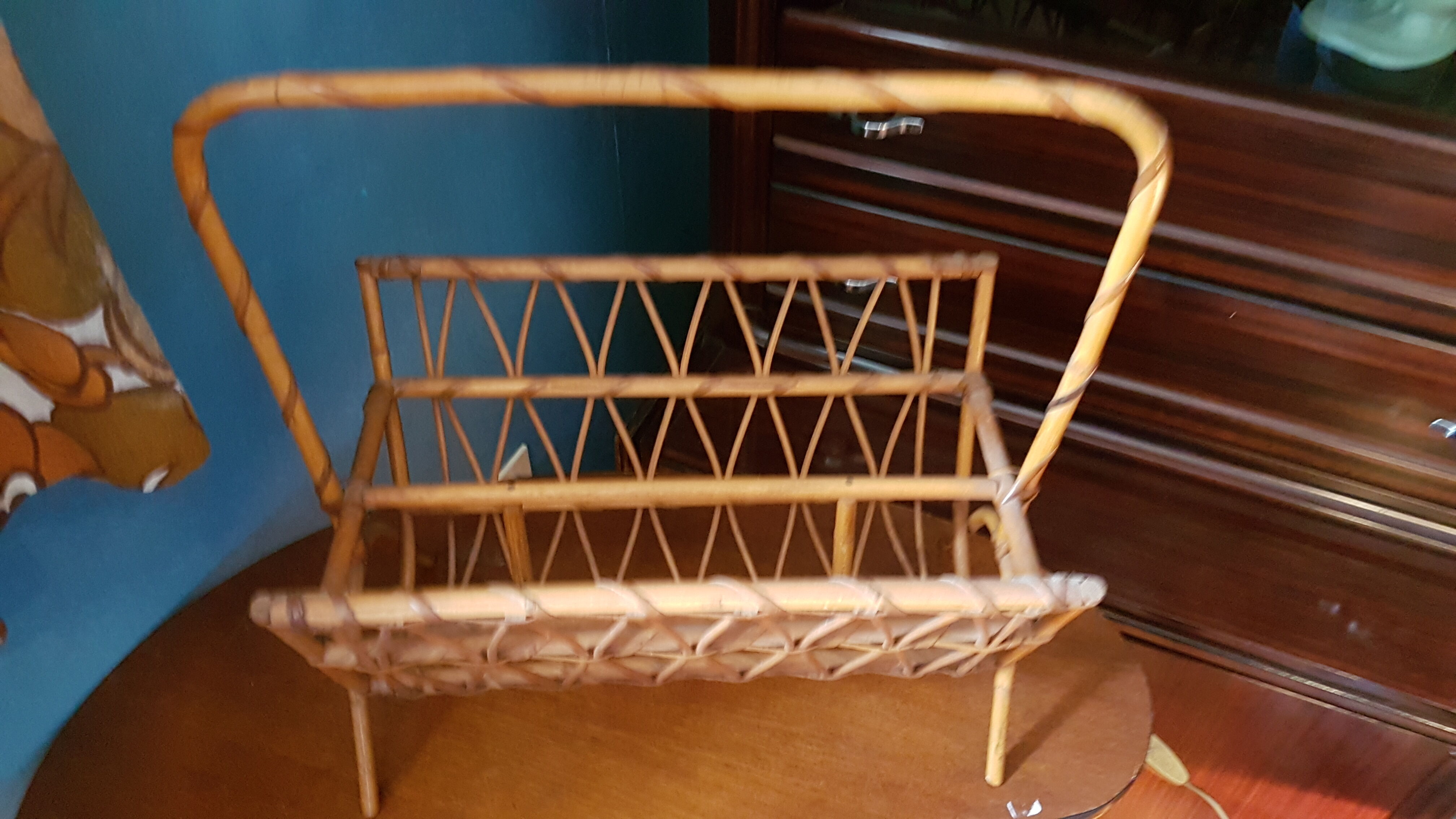 Porte revue en osier rotin des années 70