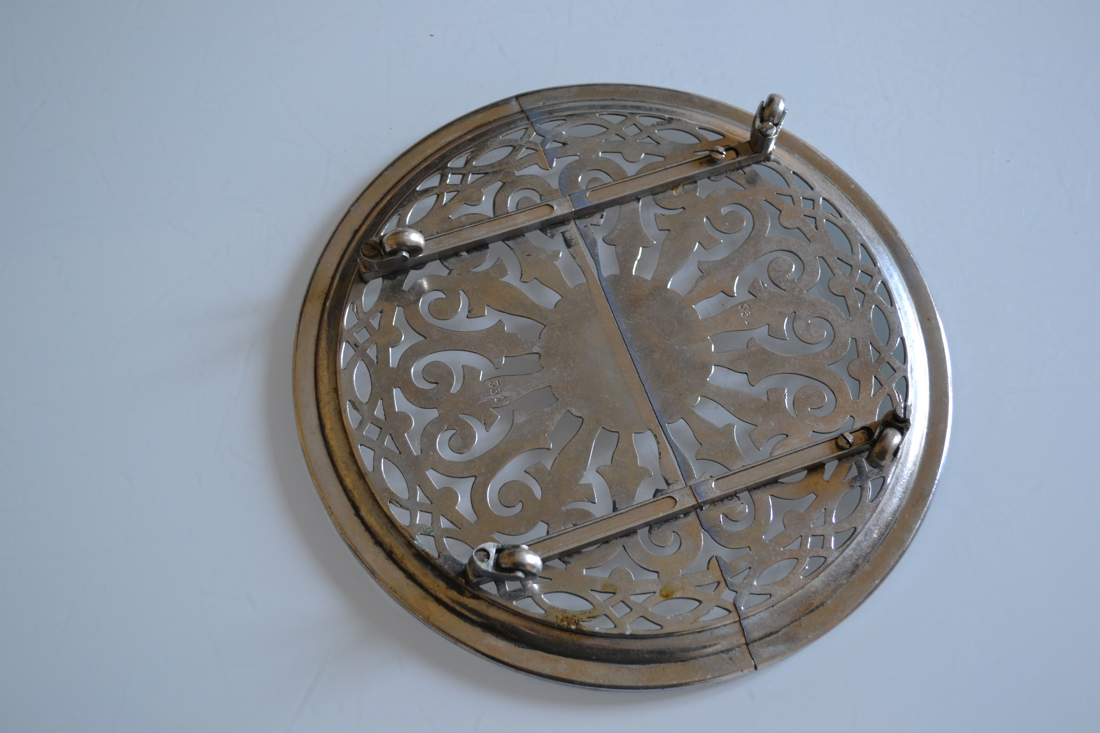 Adjustable vintage rest or trivia
