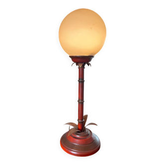 3. Lampe Art Déco palmier – pied rouge & globe en verre blanc