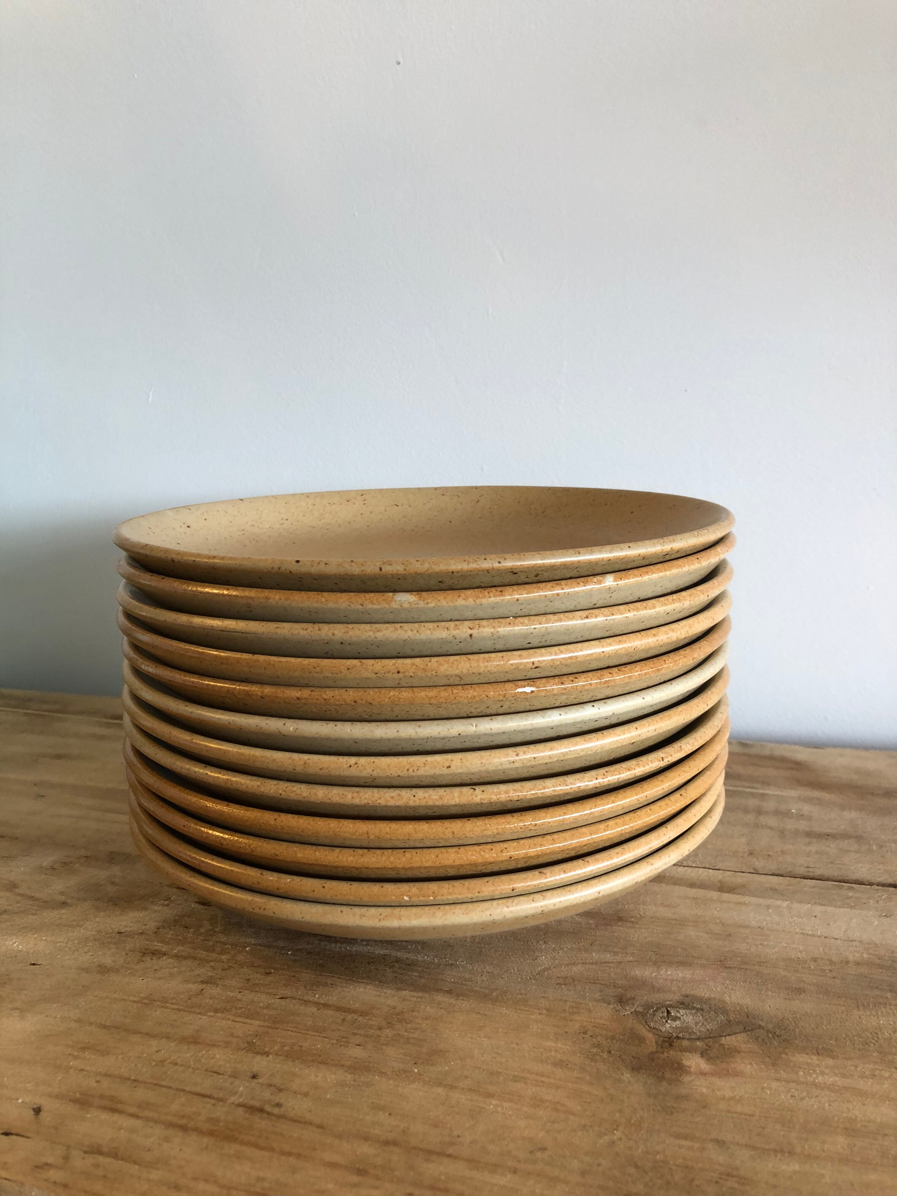 Suite de 12 assiettes plates en grès