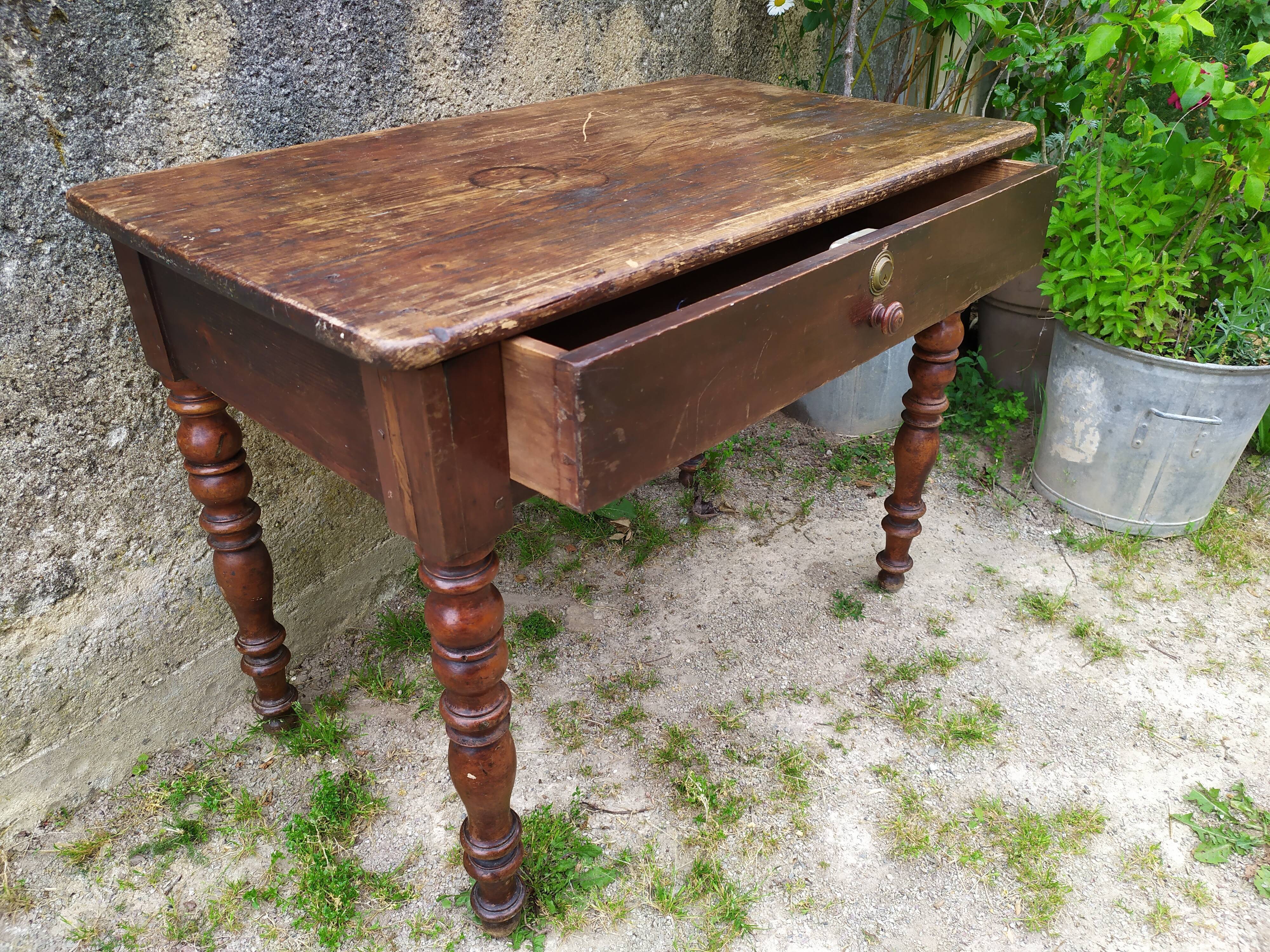 Desk with turned legs