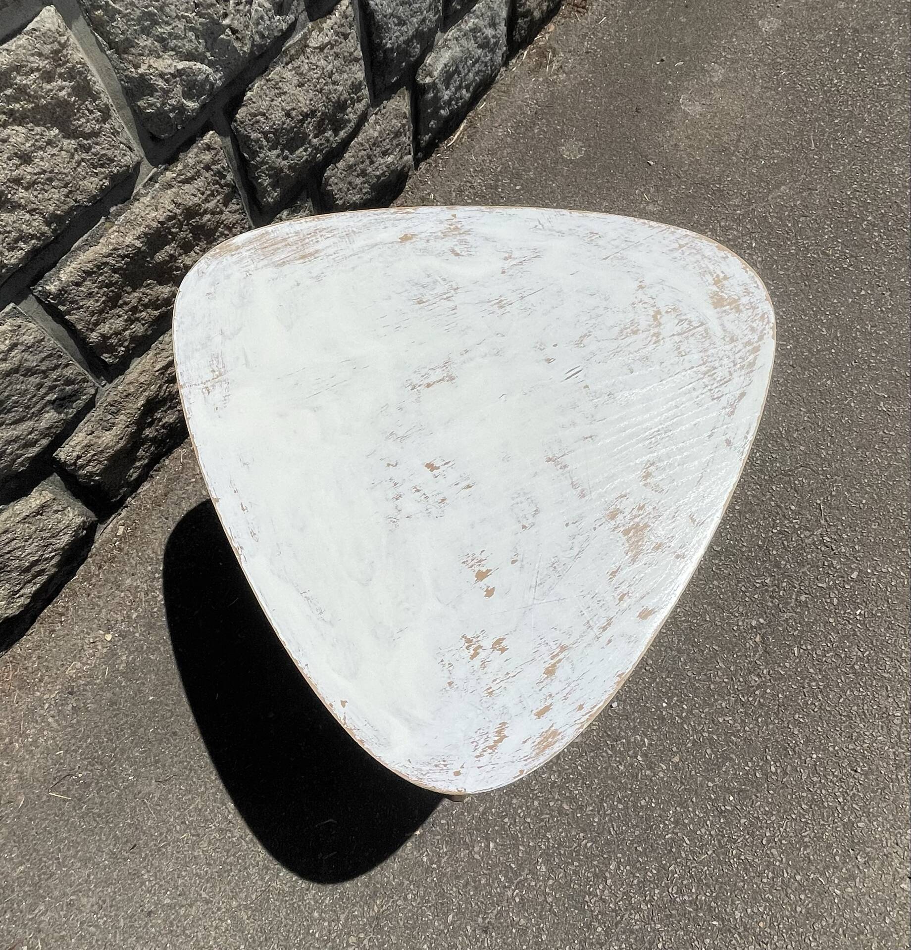 Small Mid-Century Table bas triangulaire