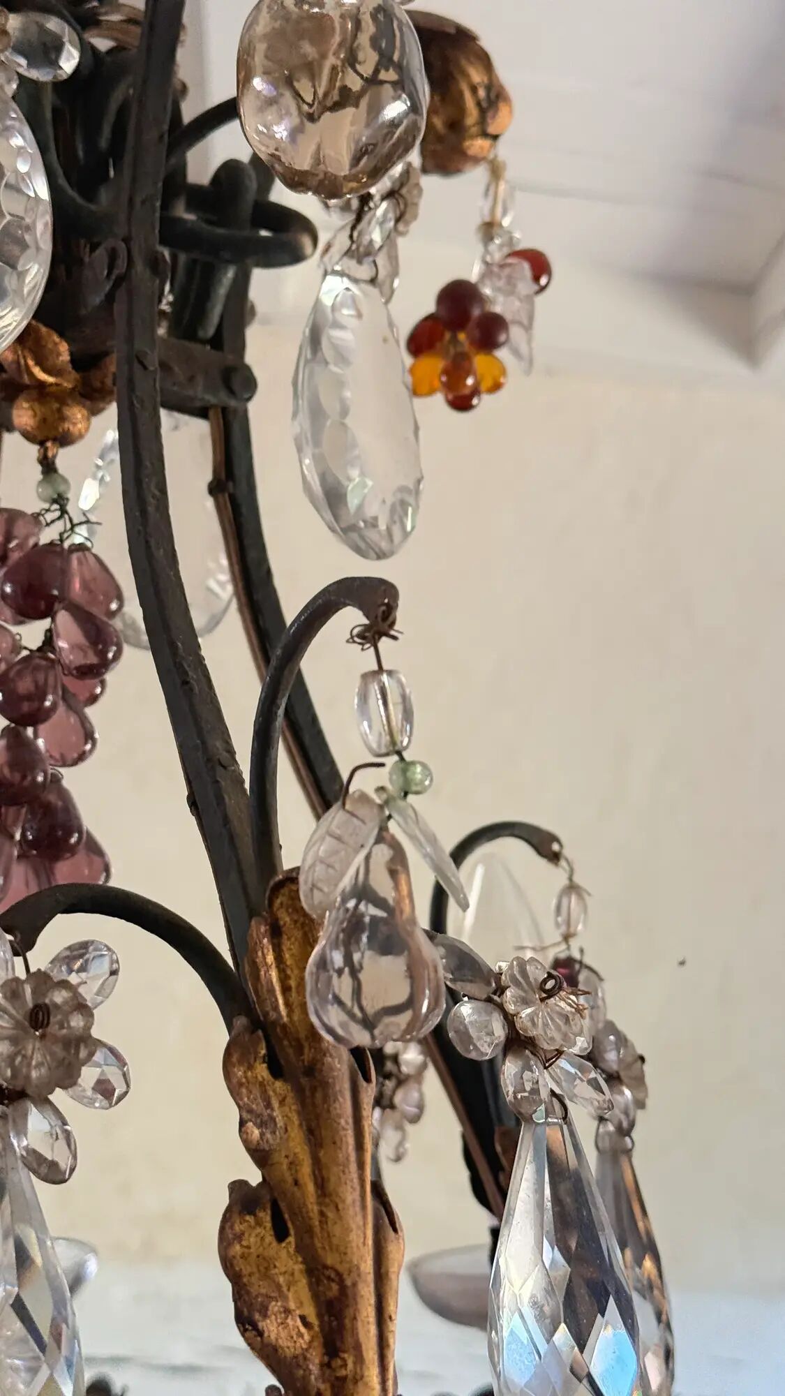 Lustrous chandelier with pendants and glass fruits, Maison Baguès, six lights.