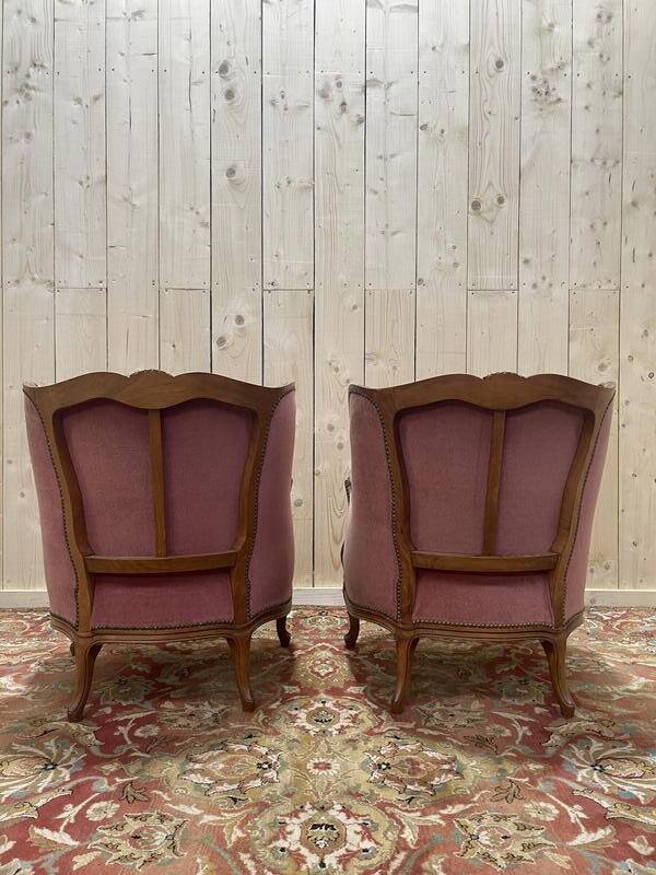 Paire de fauteuils - bergères de style Louis XV en velours rose