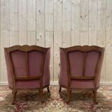 Paire de fauteuils - bergères de style Louis XV en velours rose