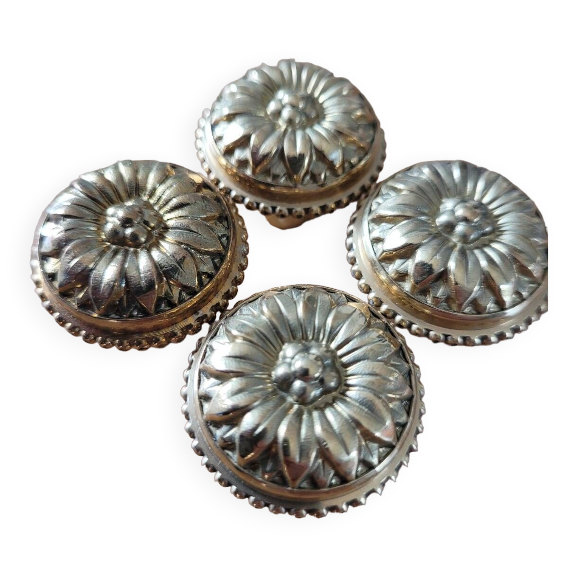 Boutons de meuble Louis XVI en laiton