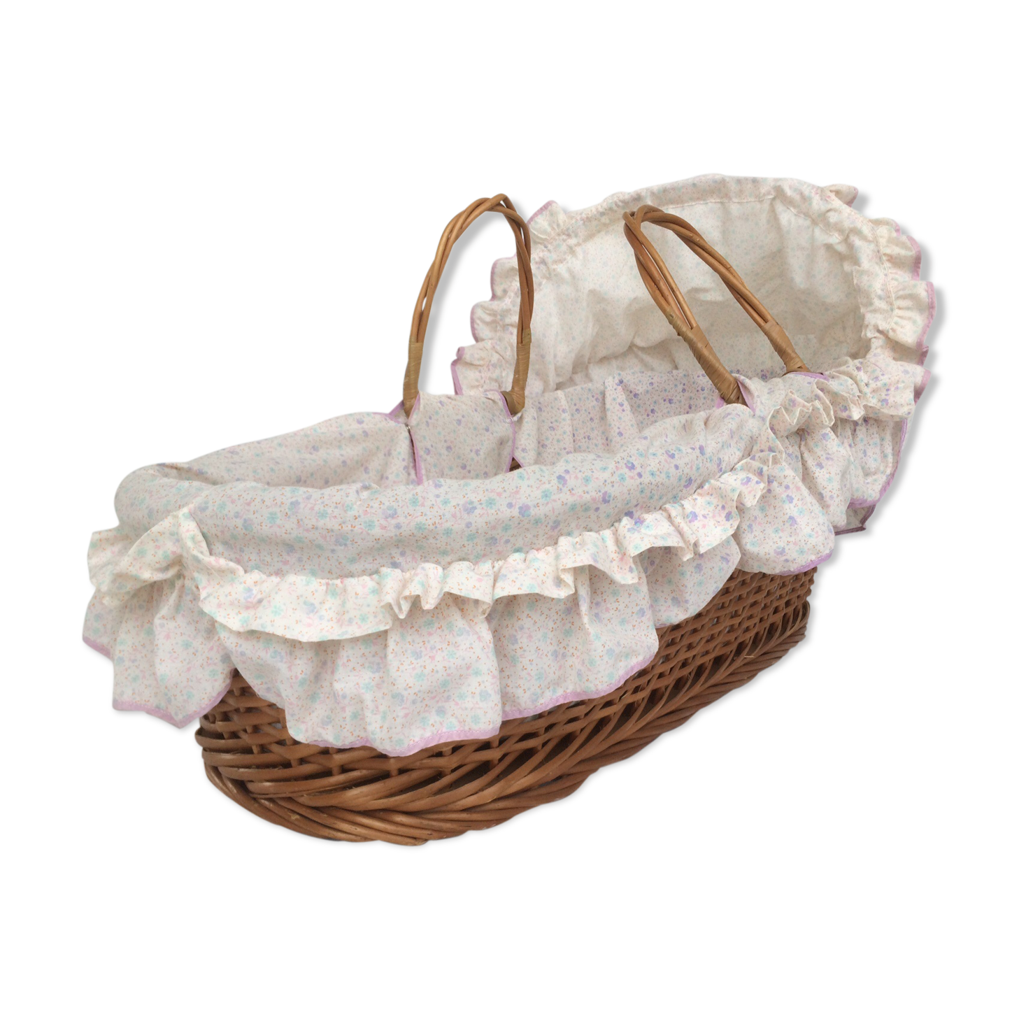 Basket wicker, his mattress and bed linens