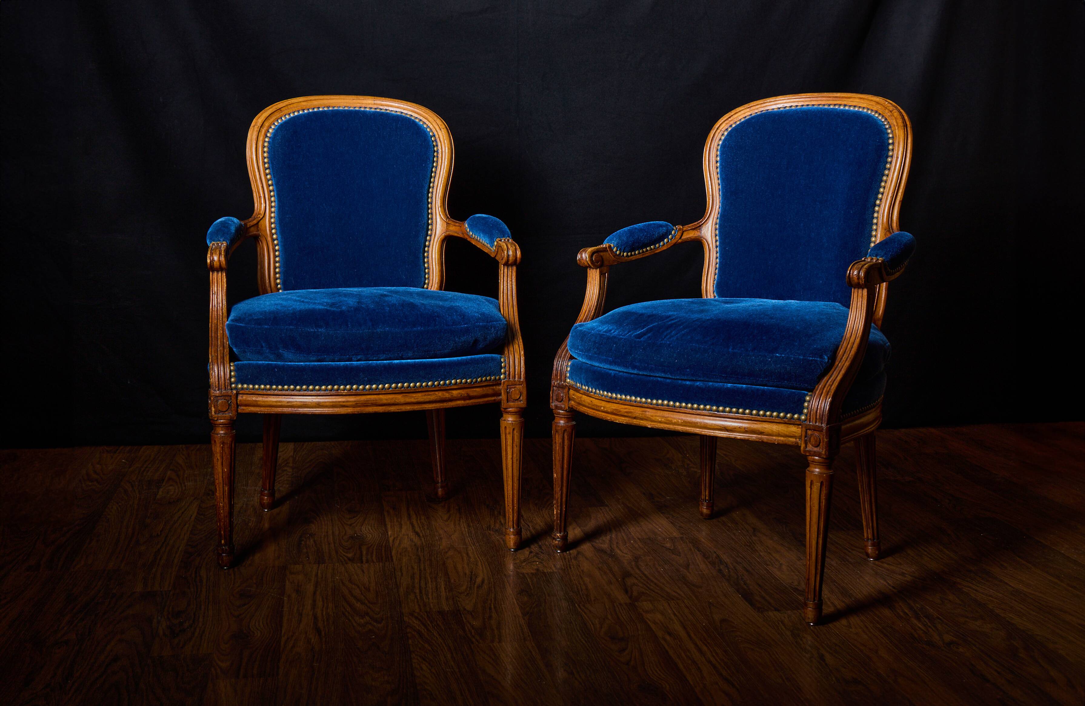 Paire de fauteuils de style Louis XVI rénovés en velours bleu