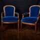 Paire de fauteuils de style Louis XVI rénovés en velours bleu