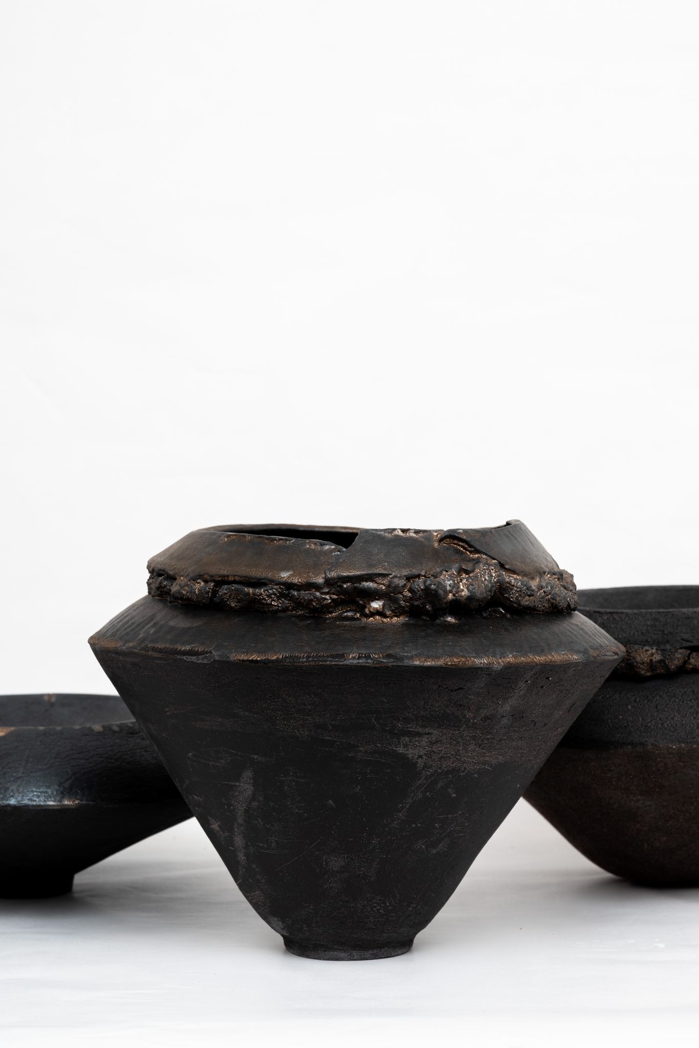 Vase en grès dorée et noir